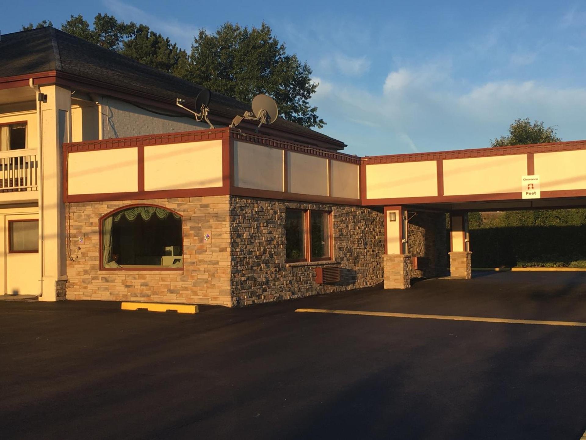 Days Inn by Wyndham Queensbury/Lake George photo 51