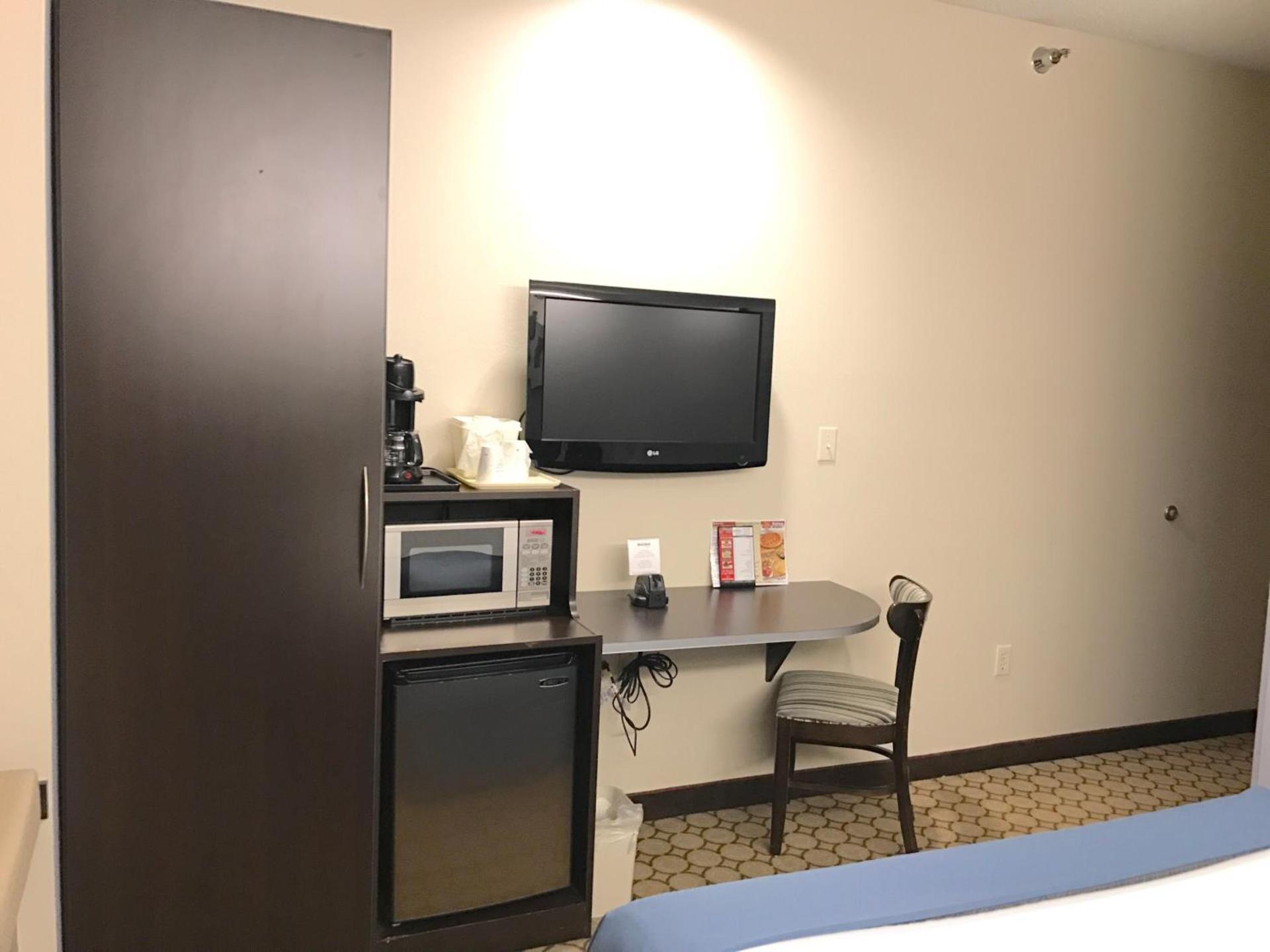 Microtel Inn and Suites Elkhart photo 24