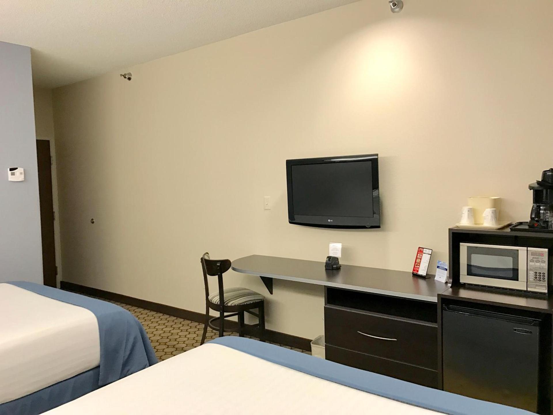 Microtel Inn and Suites Elkhart photo 17