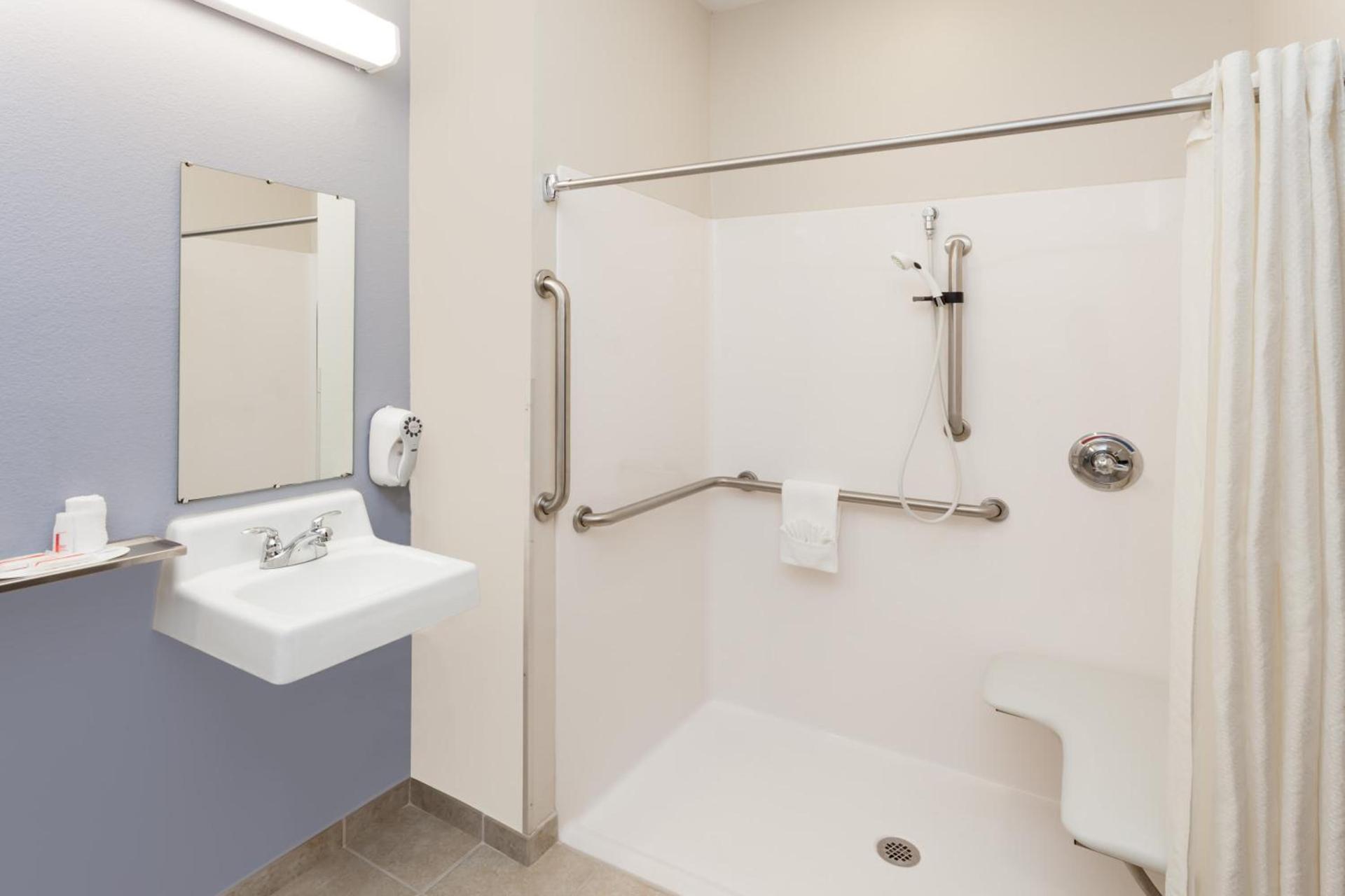 Microtel Inn and Suites Elkhart photo 10