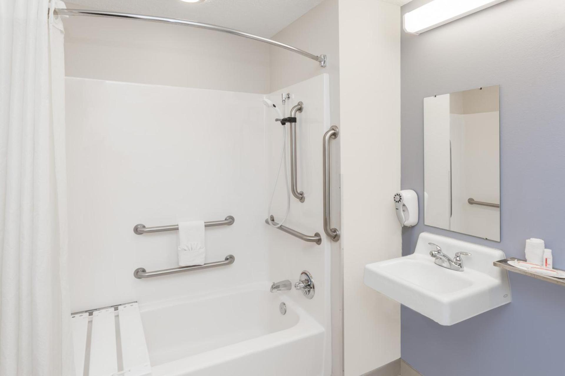 Microtel Inn and Suites Elkhart photo 12