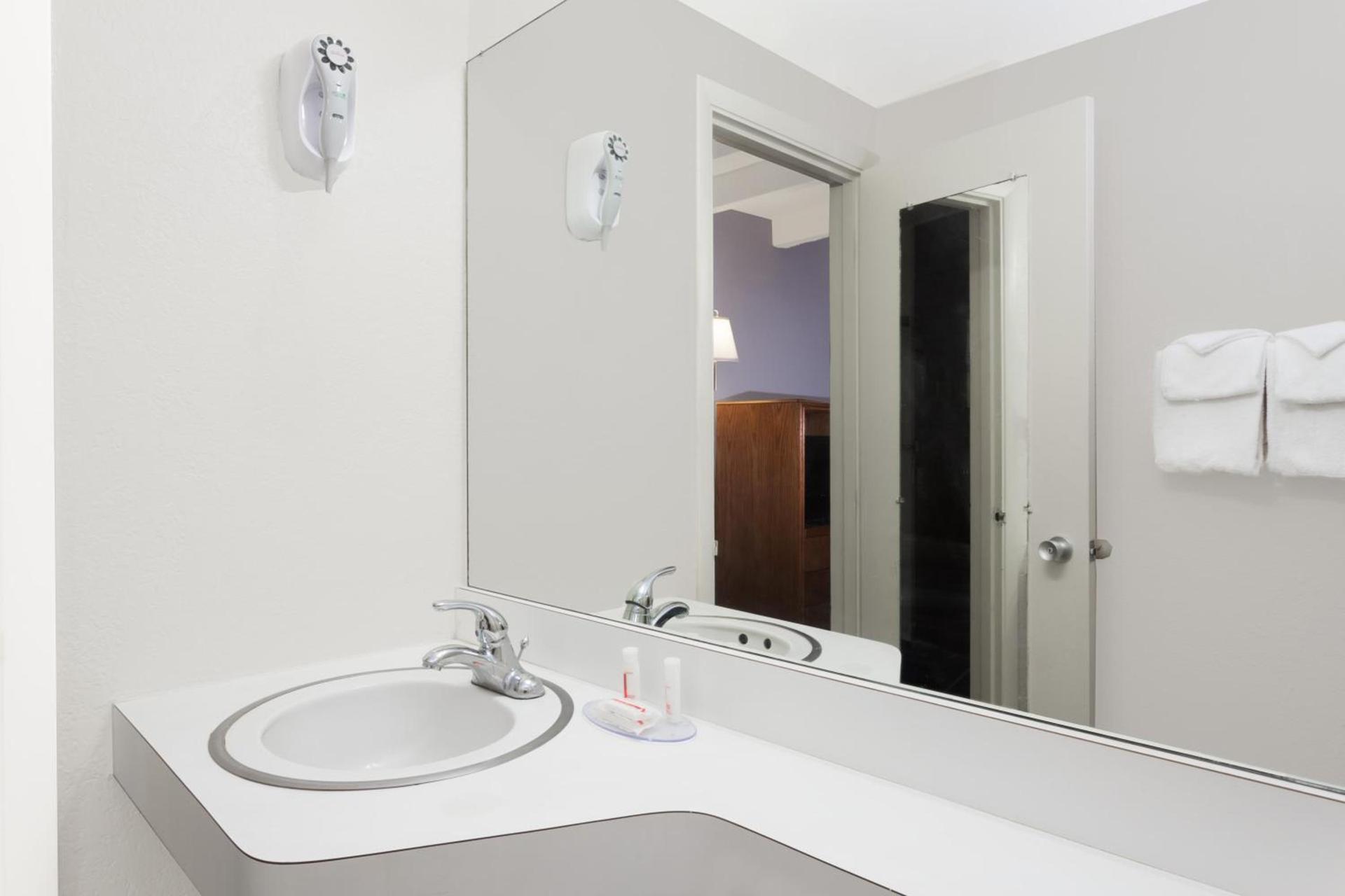 Howard Johnson by Wyndham Vero Beach / Downtown photo 16