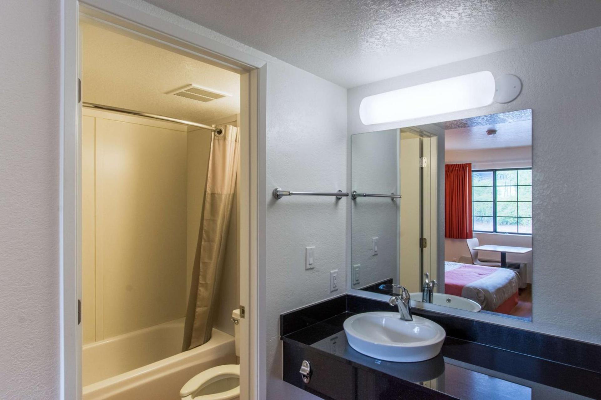Motel 6-Redding, CA - North photo 51