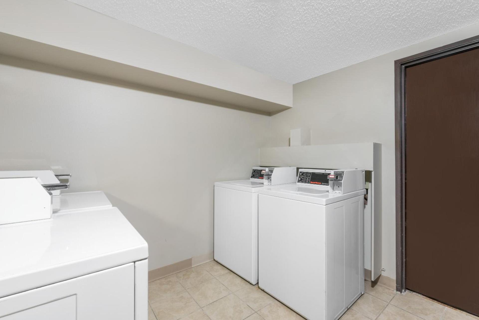 Super 8 by Wyndham Pierre SD photo 30