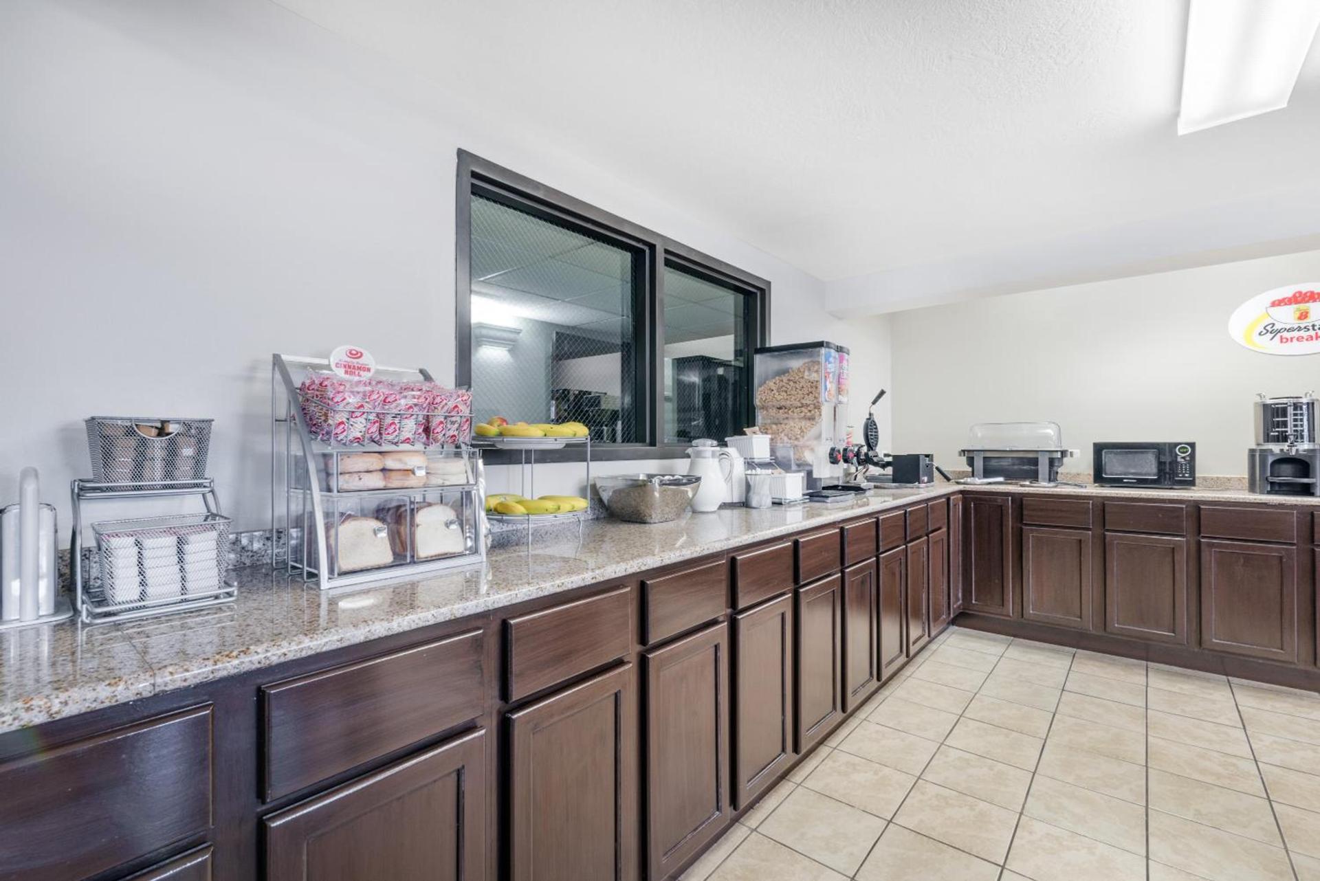 Super 8 by Wyndham Pierre SD photo 26