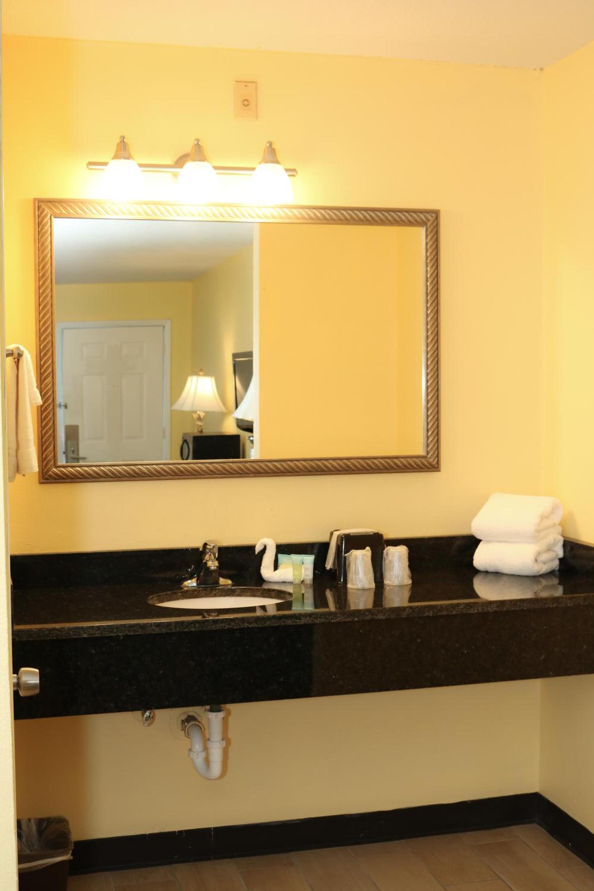Shining Light Inn & Suites photo 20