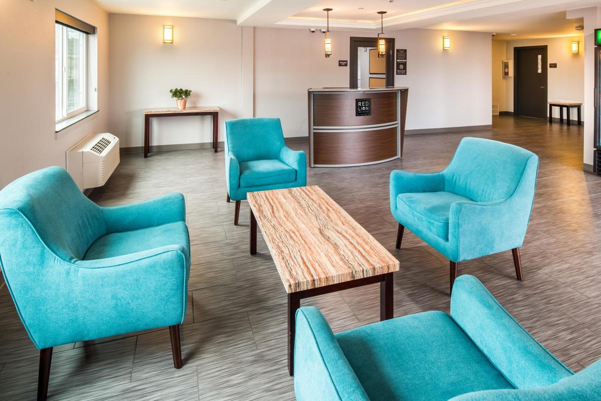 Red Lion Inn and Suites Everett photo 2