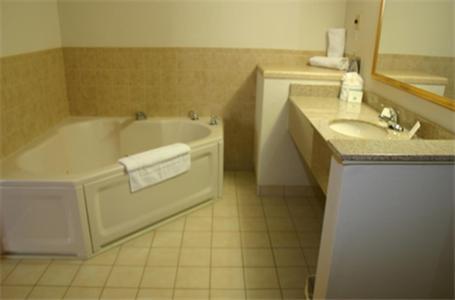Holiday Inn Express Hotel & Suites Vinita by IHG photo 3
