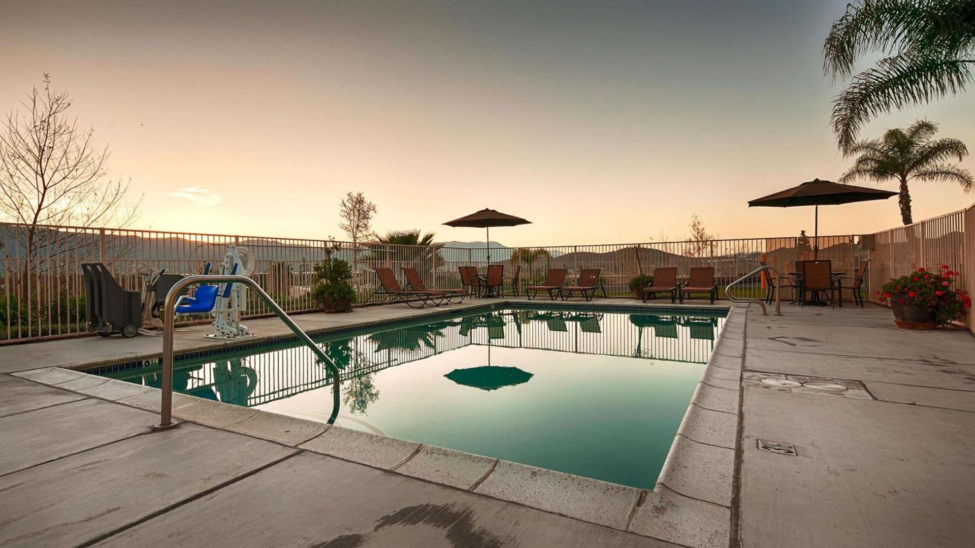 Best Western Plus Lake Elsinore Inn & Suites photo 9