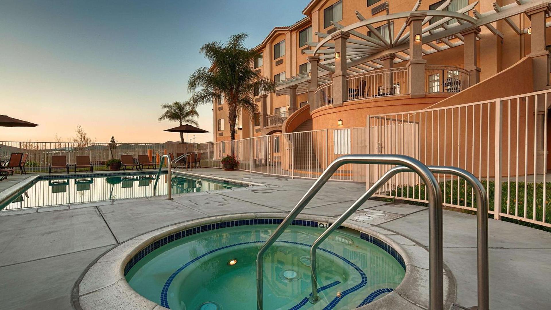 Best Western Plus Lake Elsinore Inn & Suites photo 3