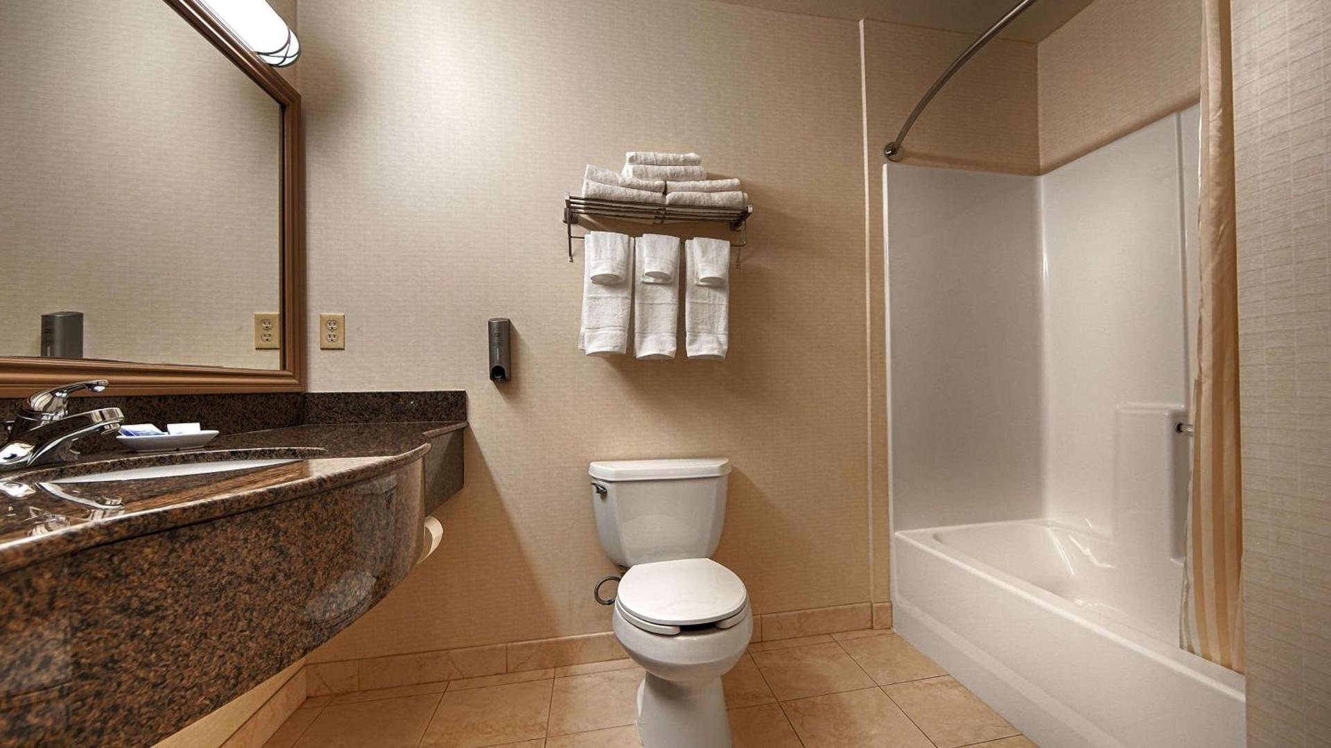 Best Western Plus Lake Elsinore Inn & Suites photo 6