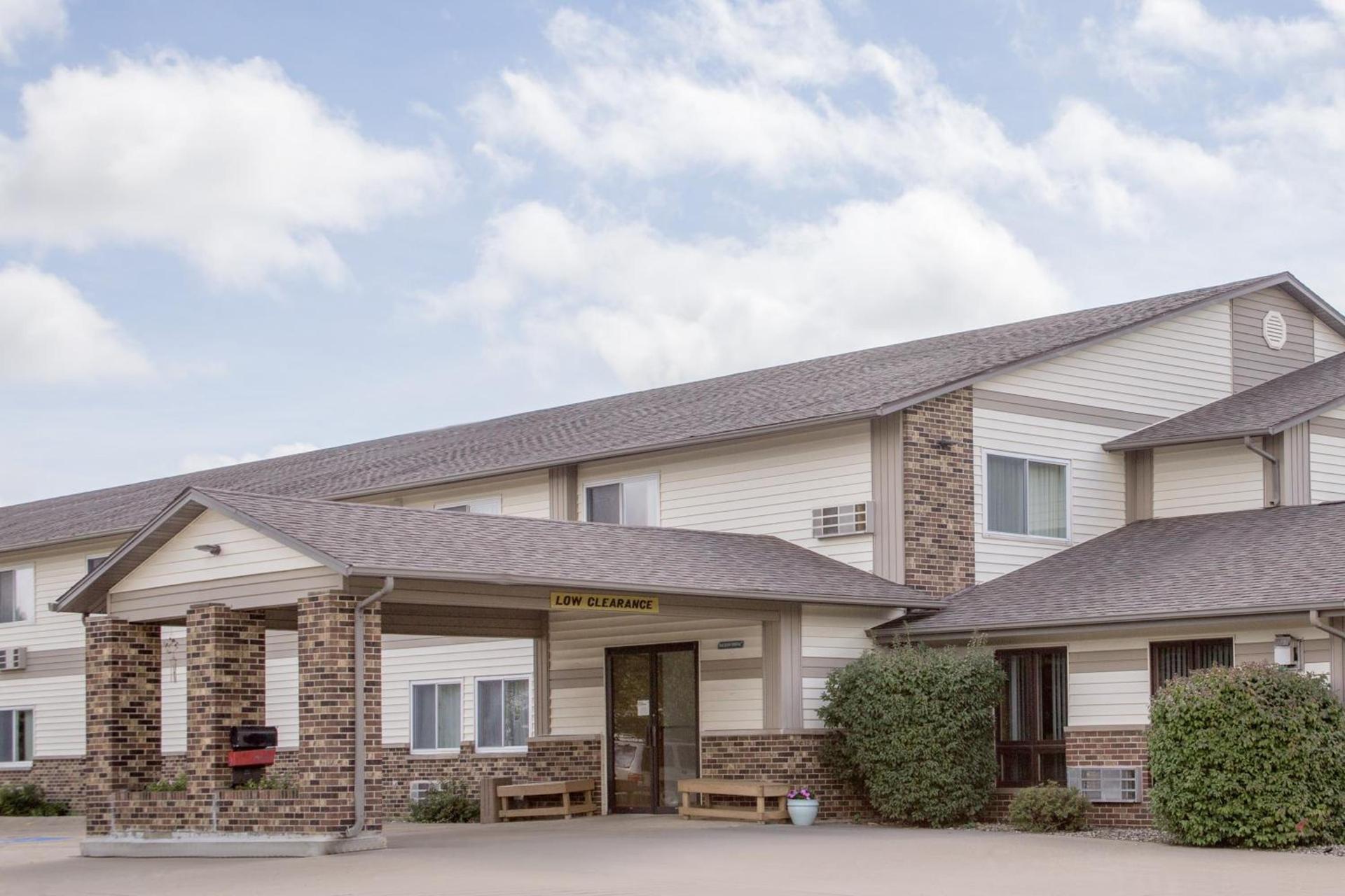 Super 8 by Wyndham Waverly photo 15