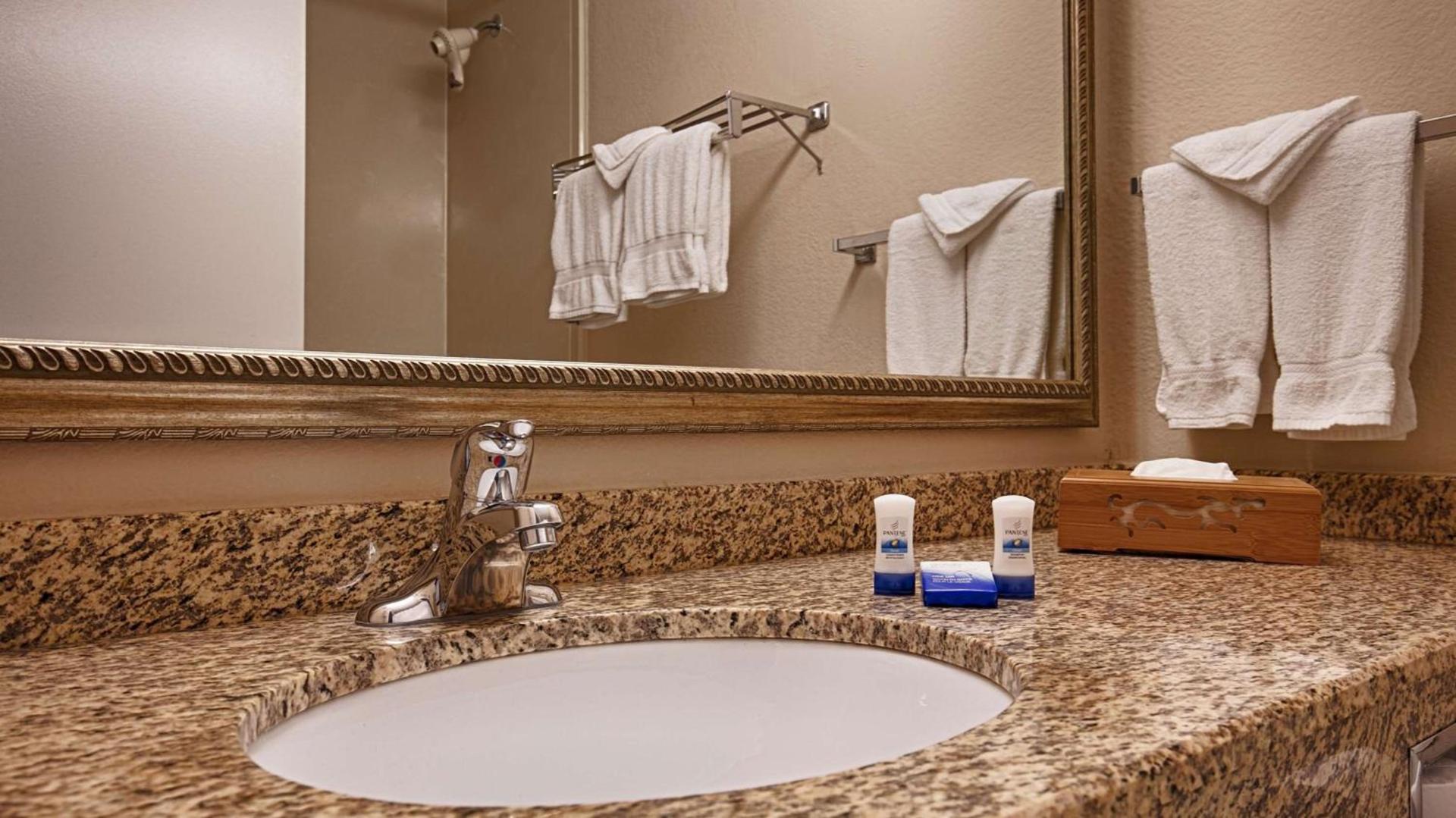 Best Western Plus Chicago Hillside photo 2