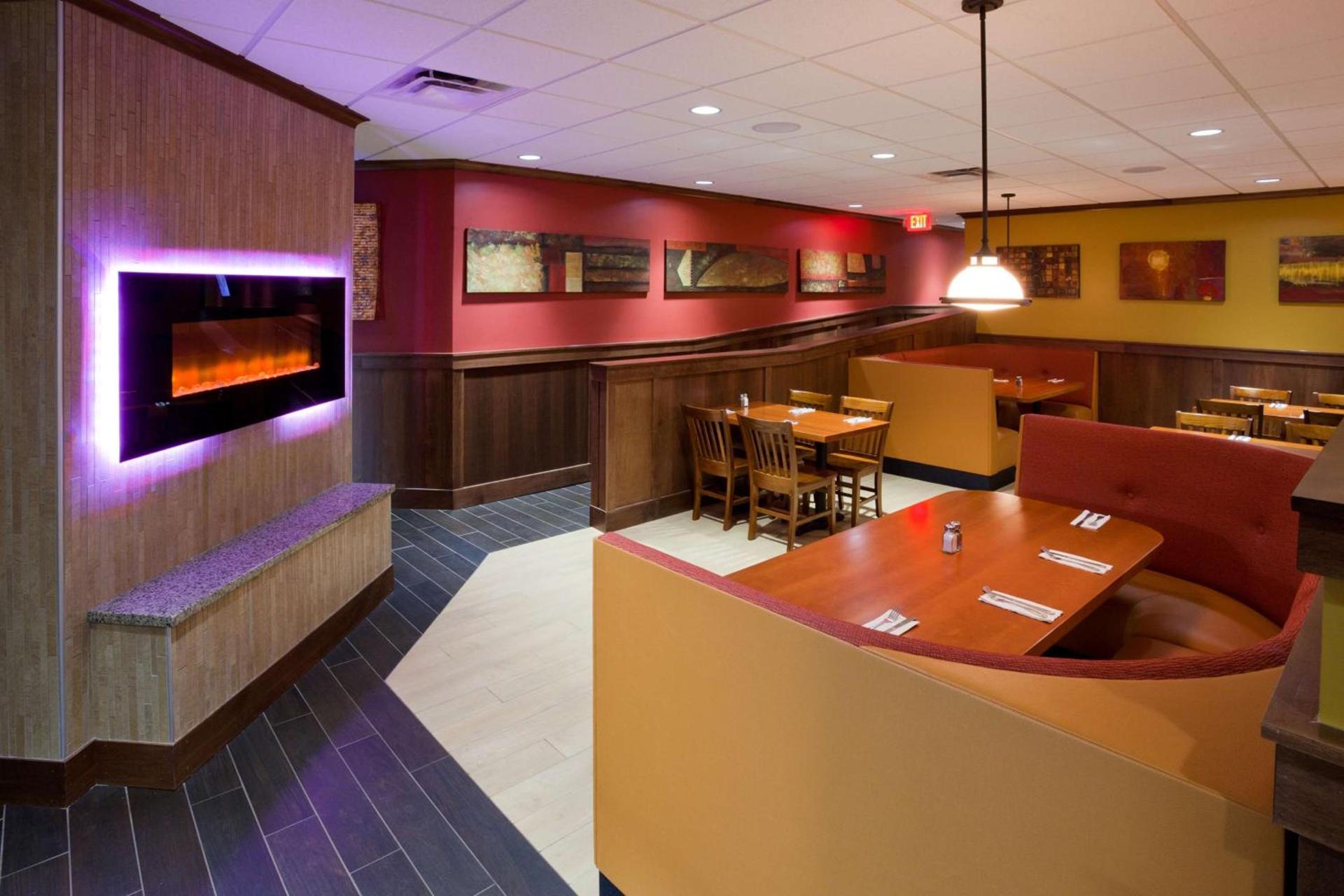Best Western Plus Willmar photo 6