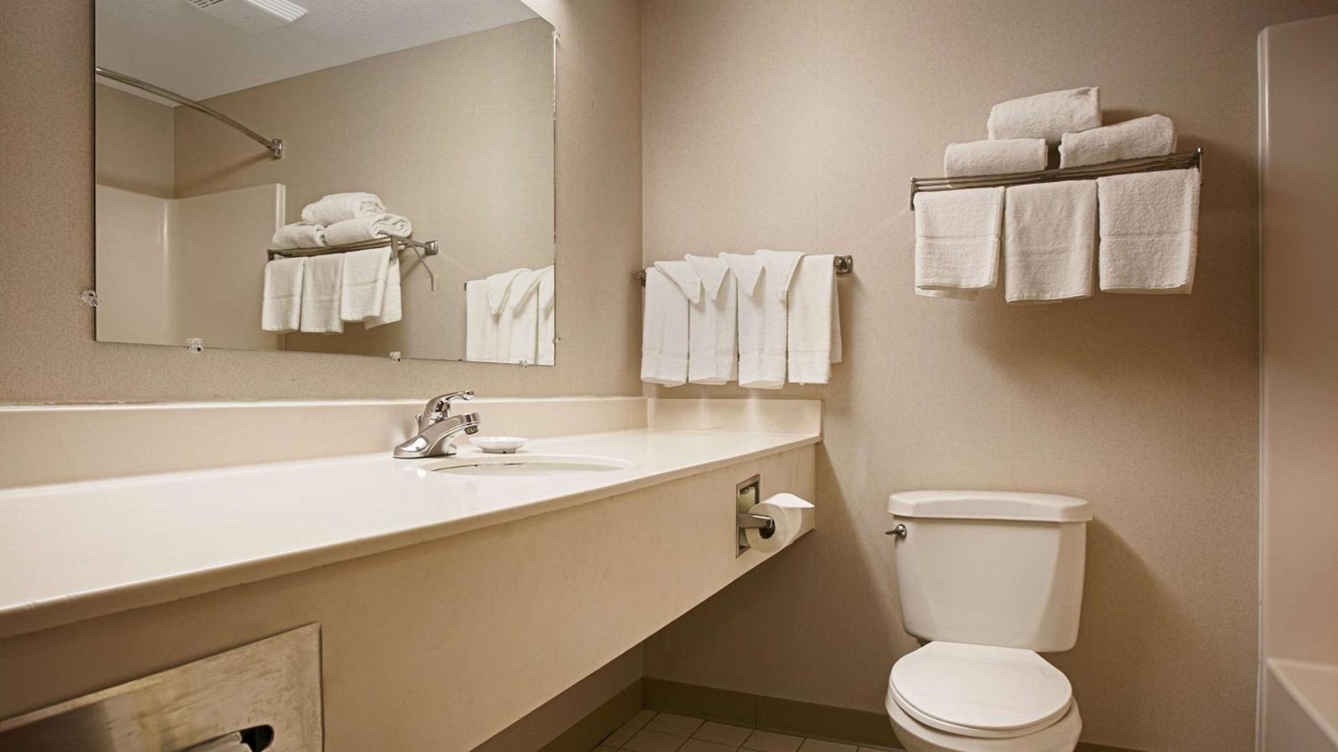 Best Western Airport Inn & Suites Cleveland photo 12