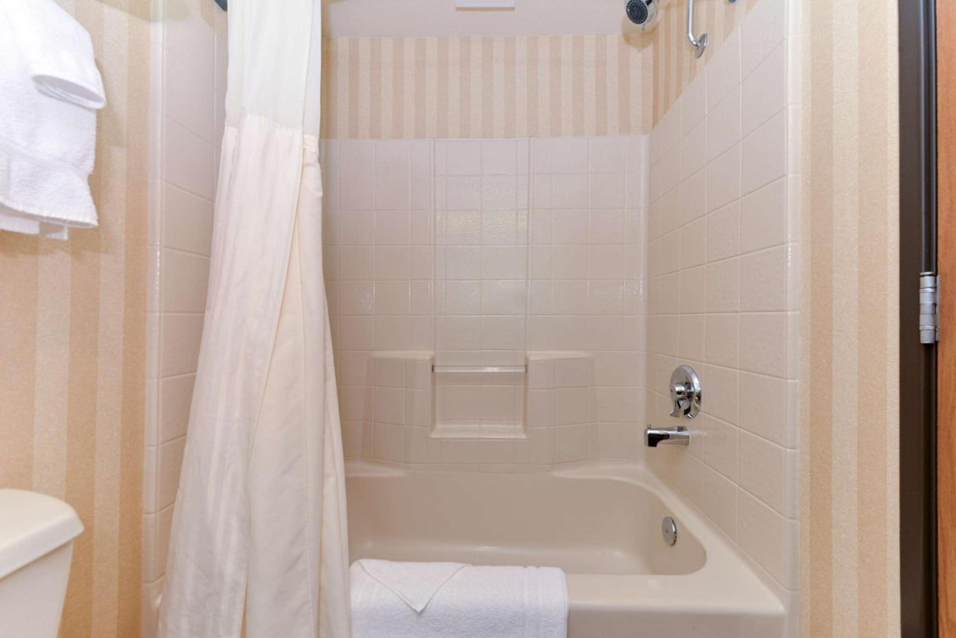 Best Western Plus Landmark Inn photo 41