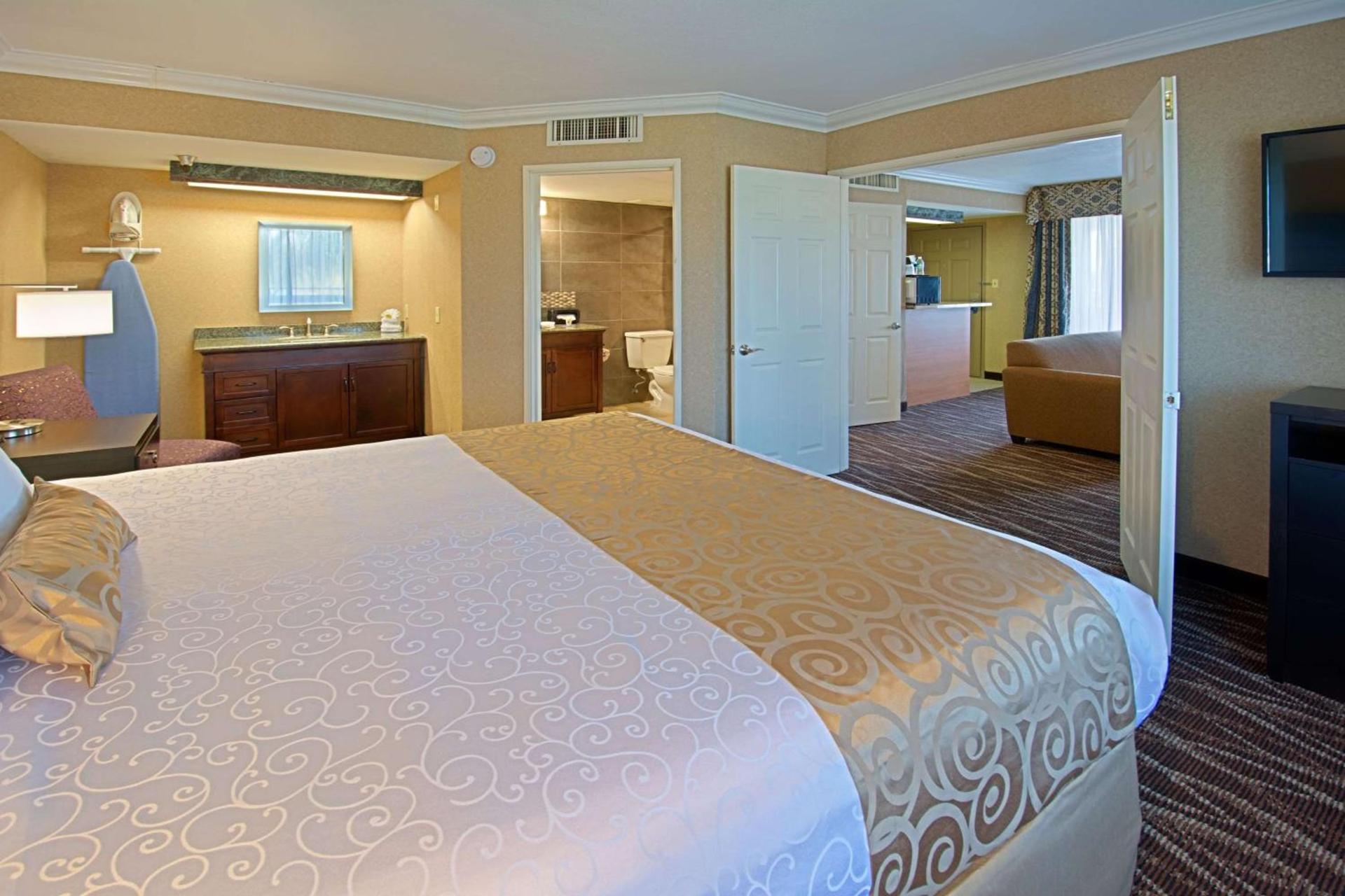 Hotel d'Lins Ontario Airport photo 12
