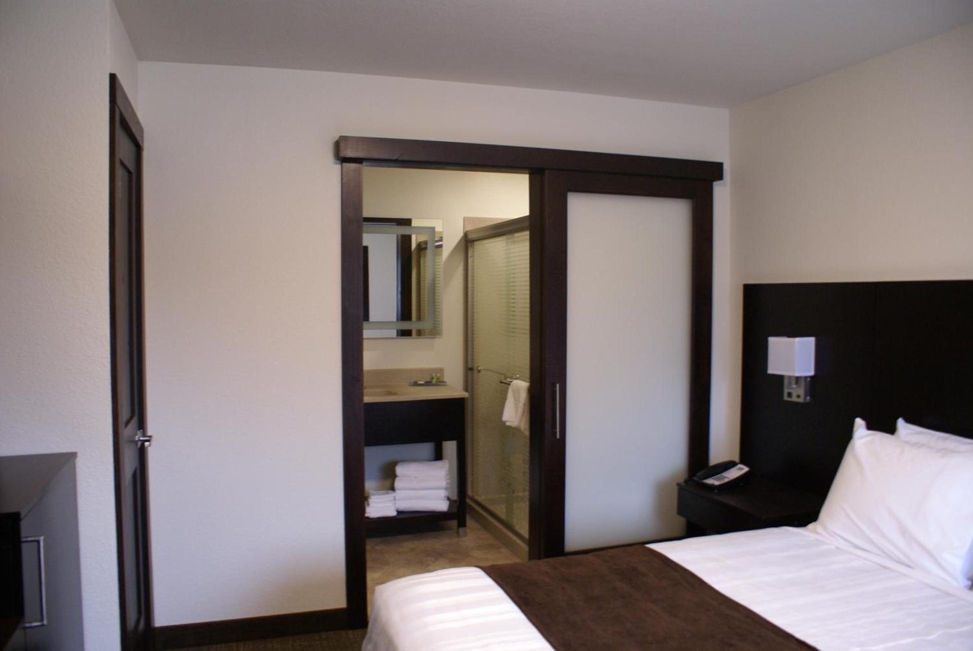 Boarders Inn & Suites by Cobblestone Hotels - Syracuse photo 49