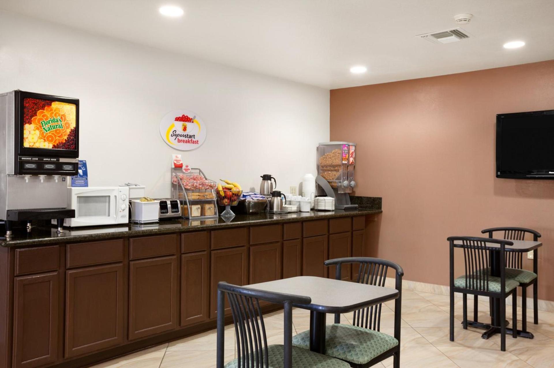 Super 8 by Wyndham Marana/Tucson Area photo 27