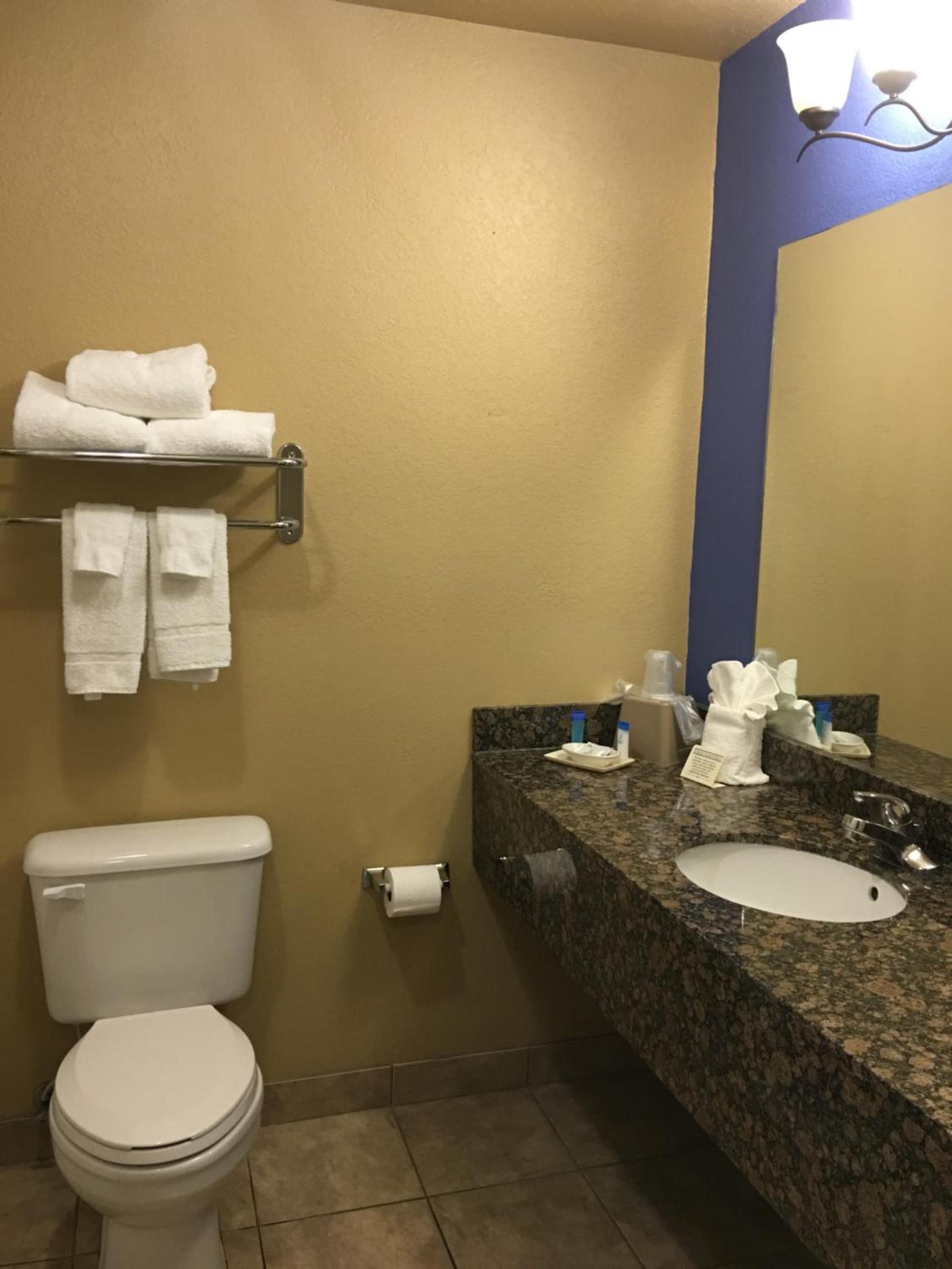 Econo Lodge Inn & Suites photo 7