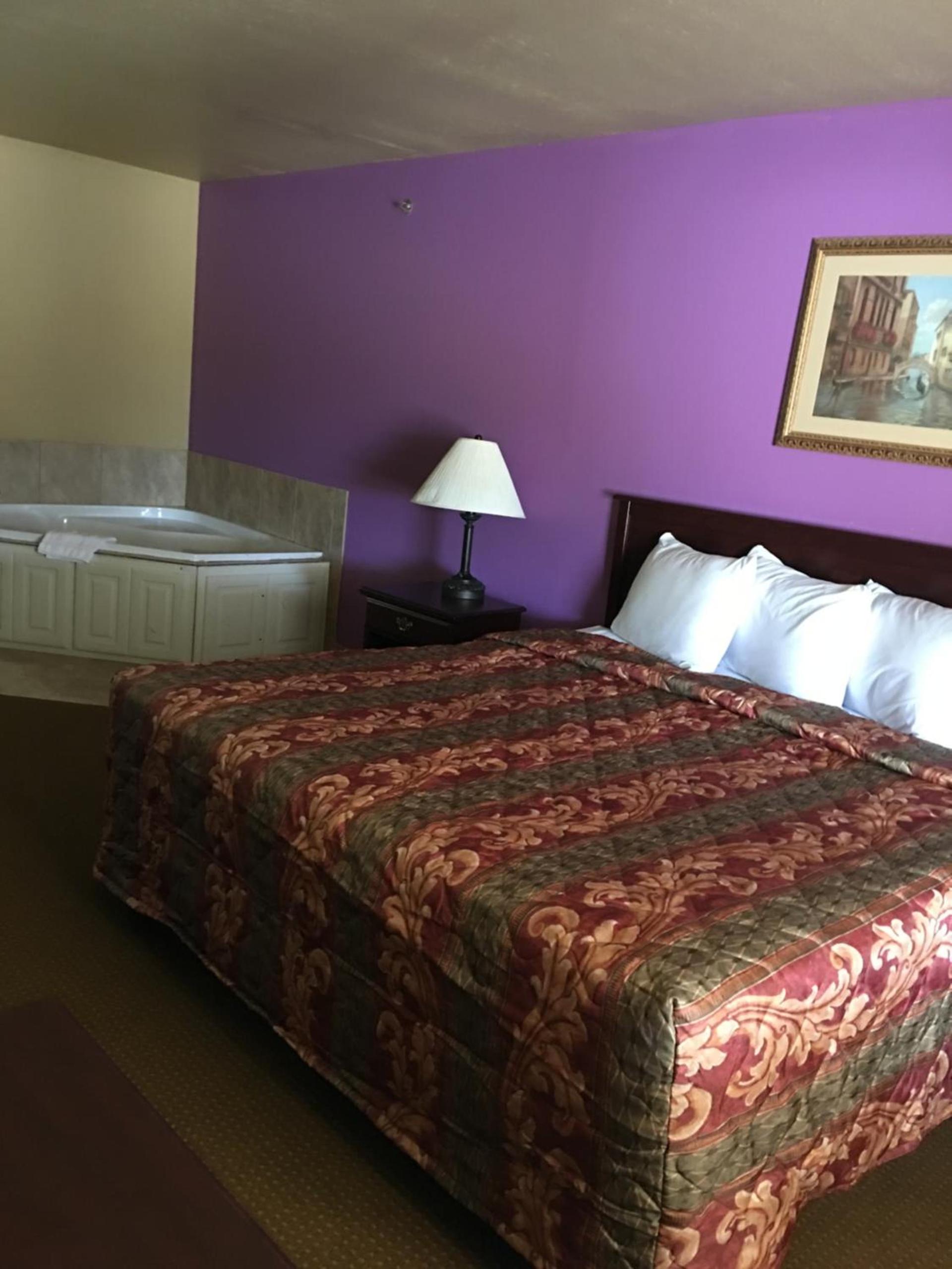 Econo Lodge Inn & Suites photo 15