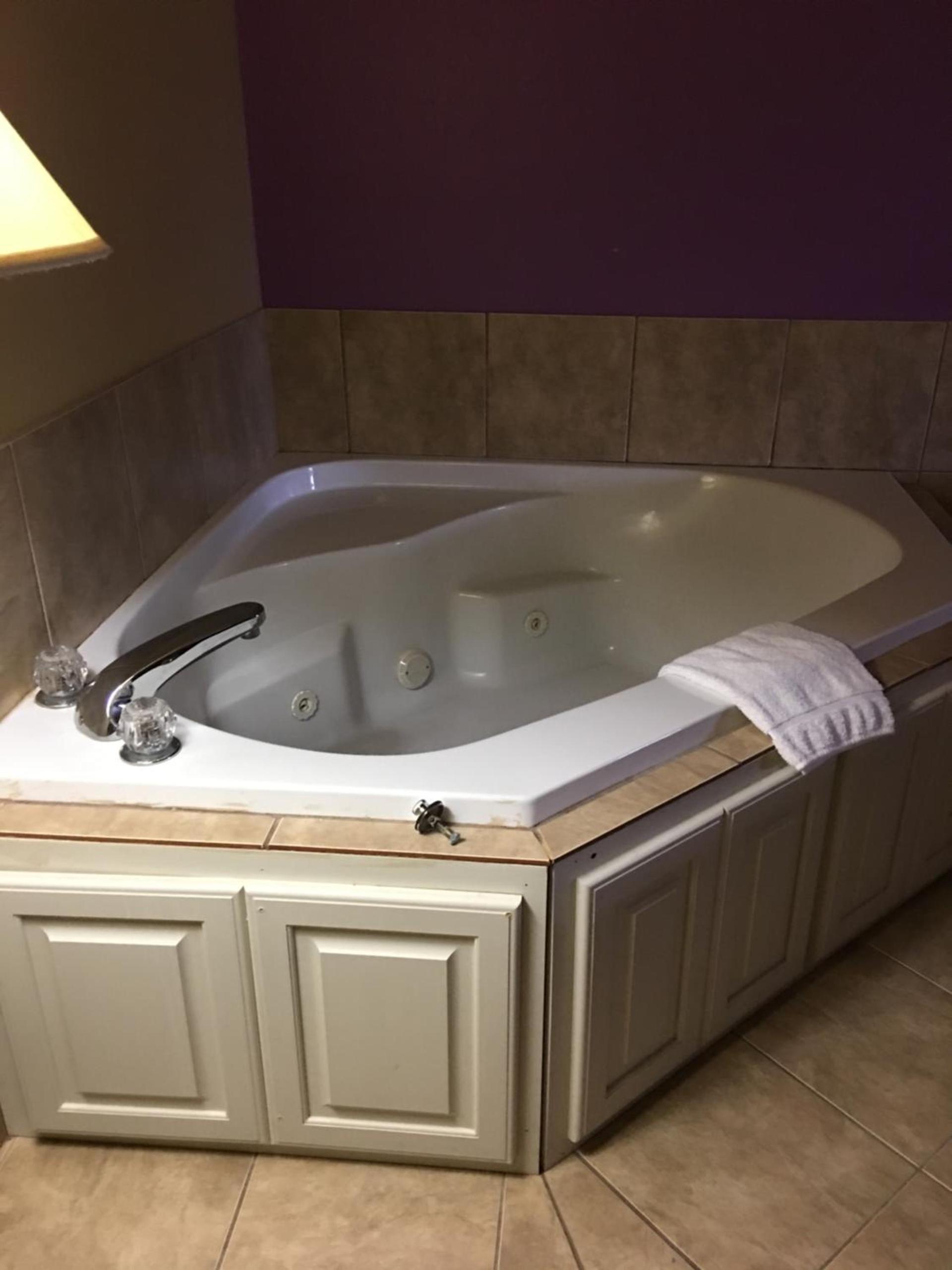 Econo Lodge Inn & Suites photo 14