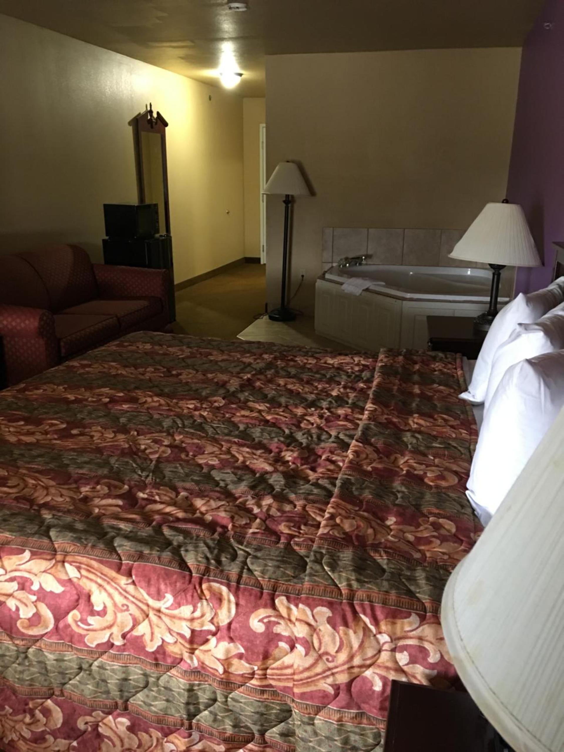 Econo Lodge Inn & Suites photo 12