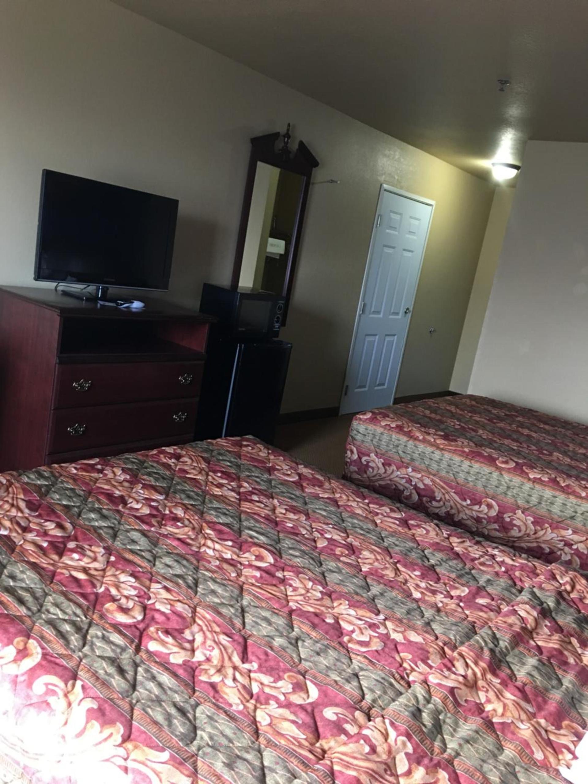 Econo Lodge Inn & Suites photo 9