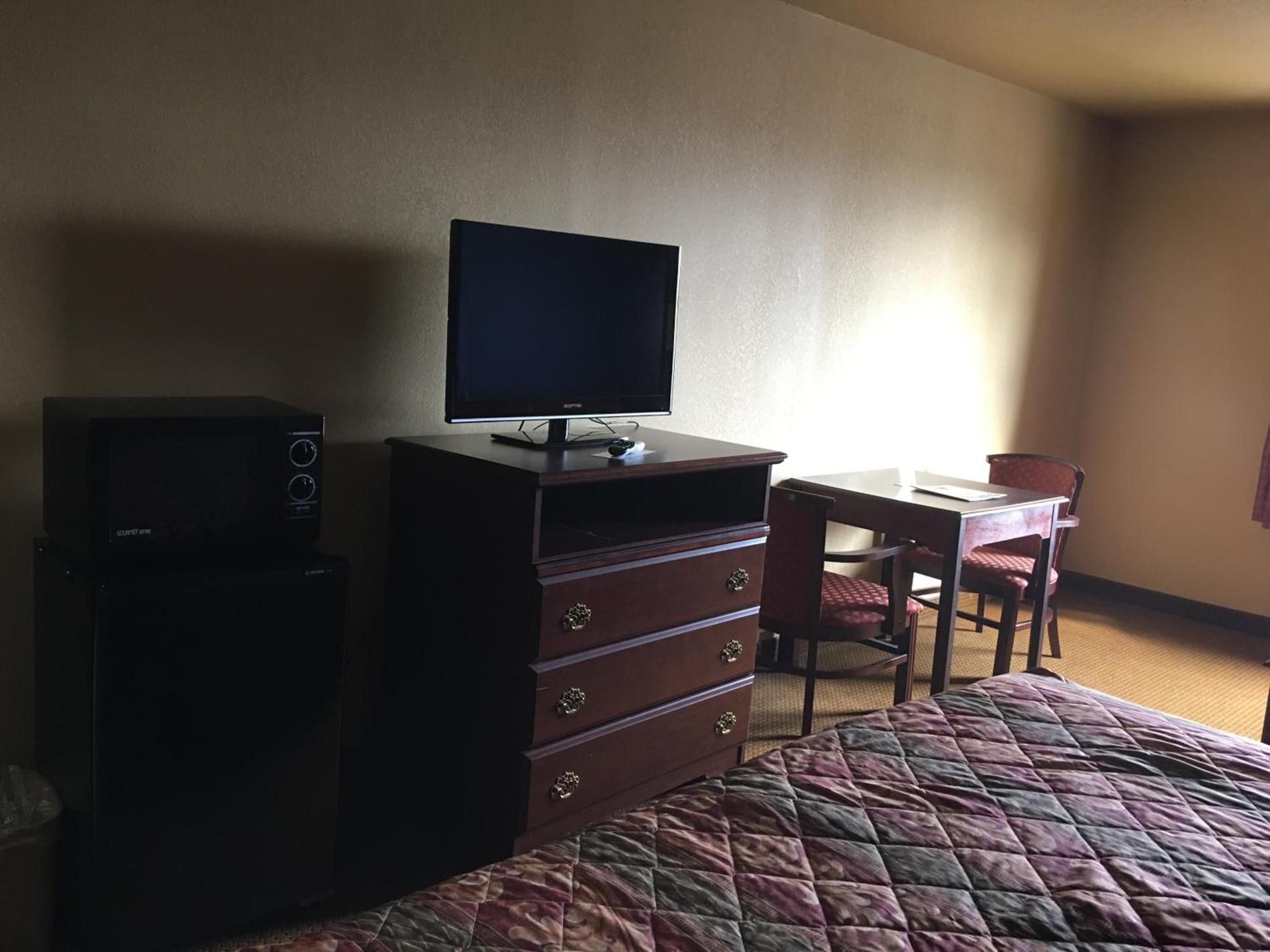 Econo Lodge Inn & Suites photo 8