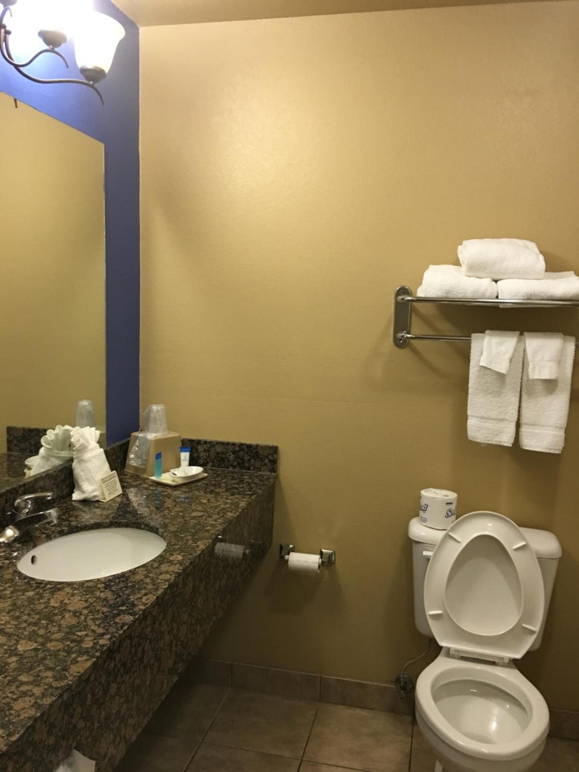 Econo Lodge Inn & Suites photo 6