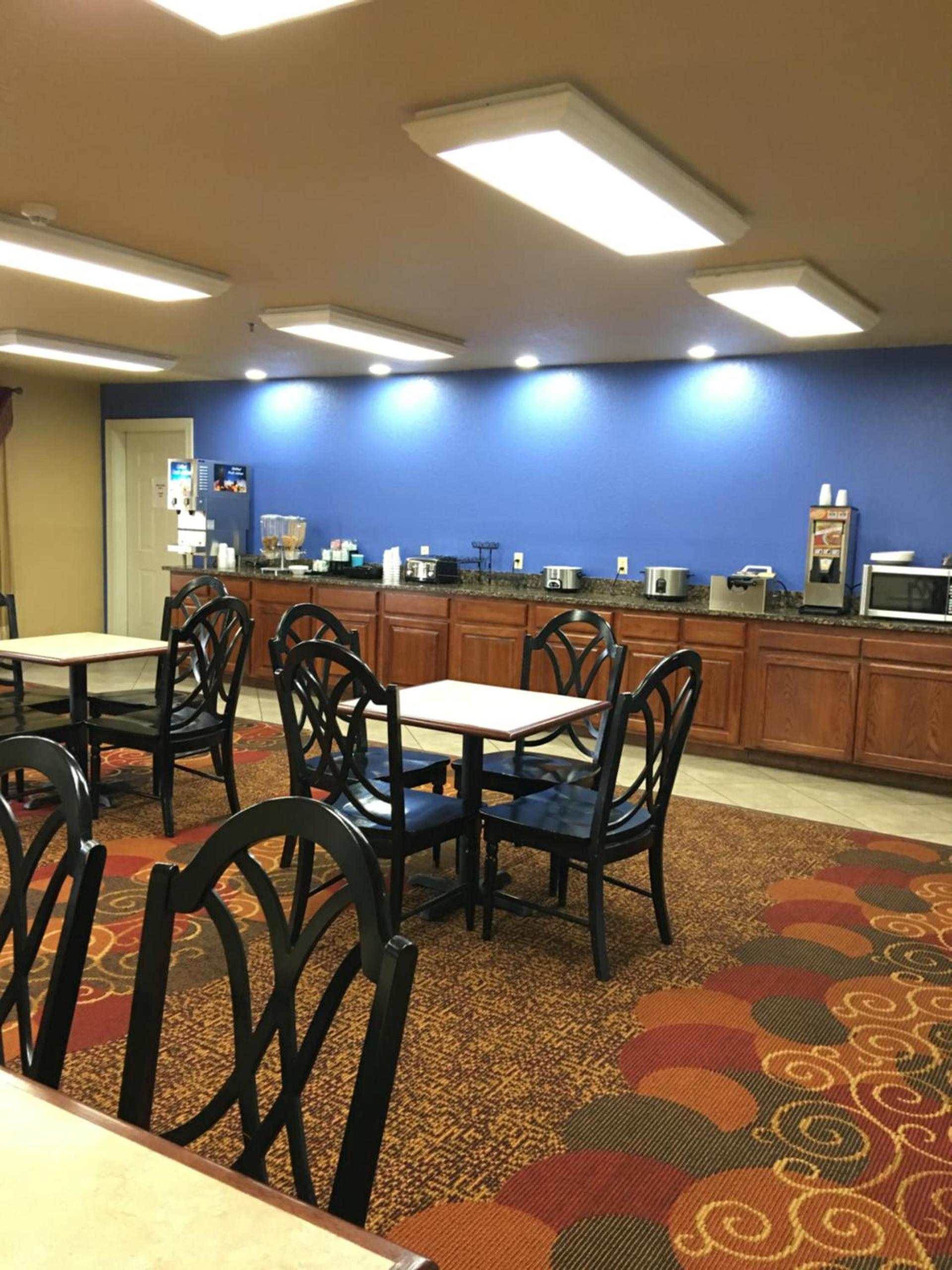 Econo Lodge Inn & Suites photo 3