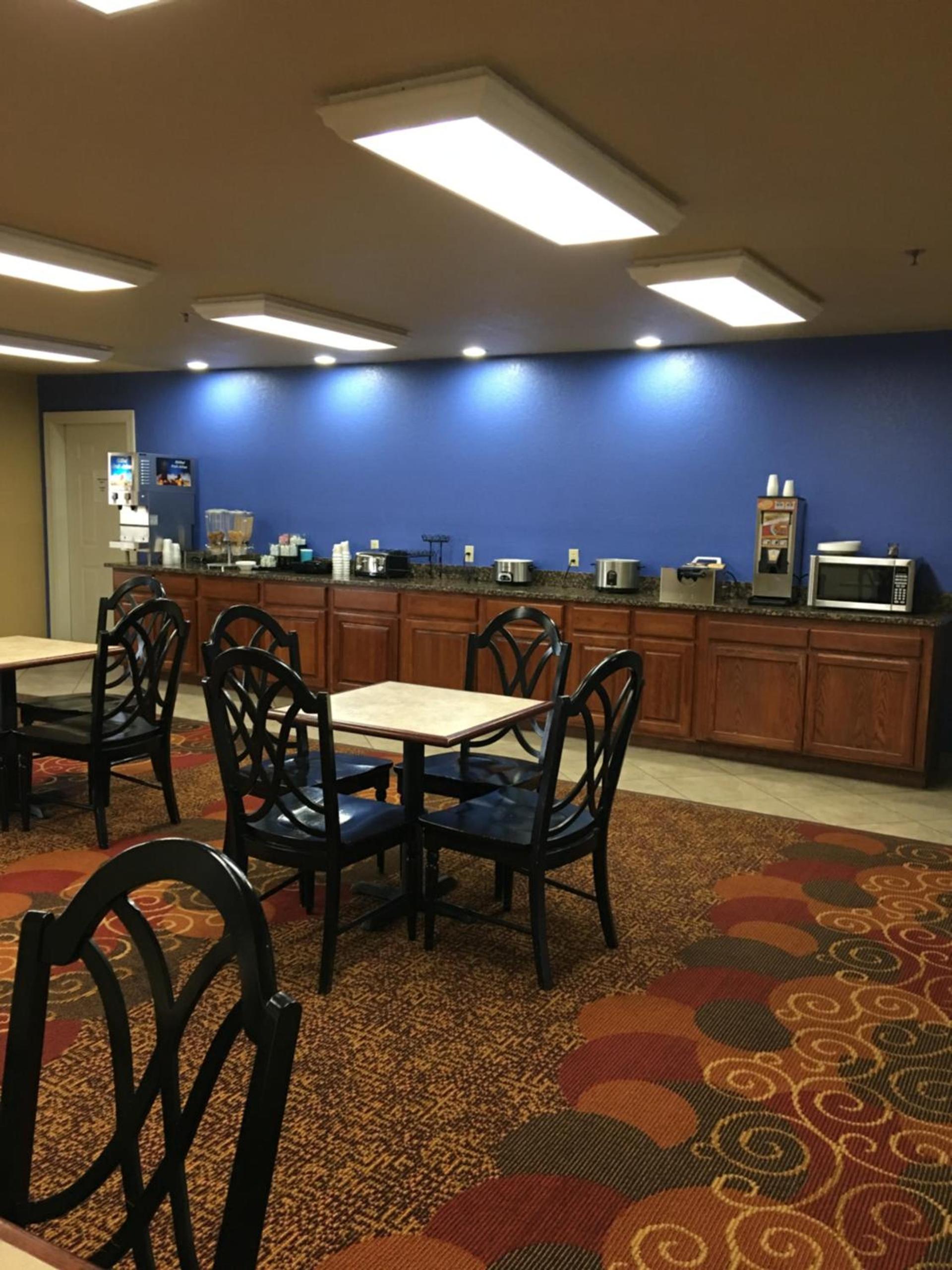 Econo Lodge Inn & Suites photo 2