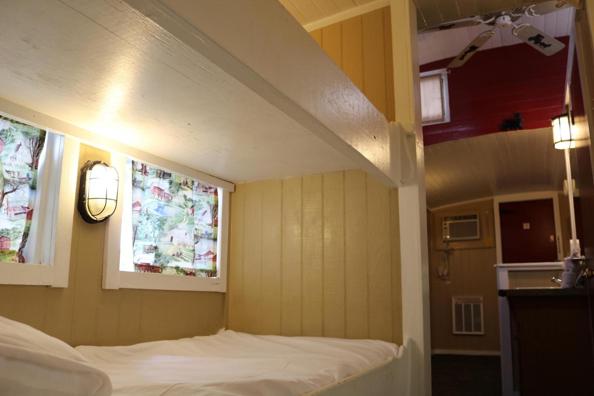 Red Caboose Motel & Restaurant photo 70