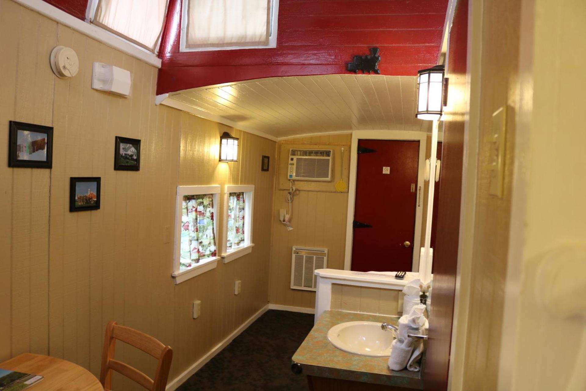 Red Caboose Motel & Restaurant photo 60