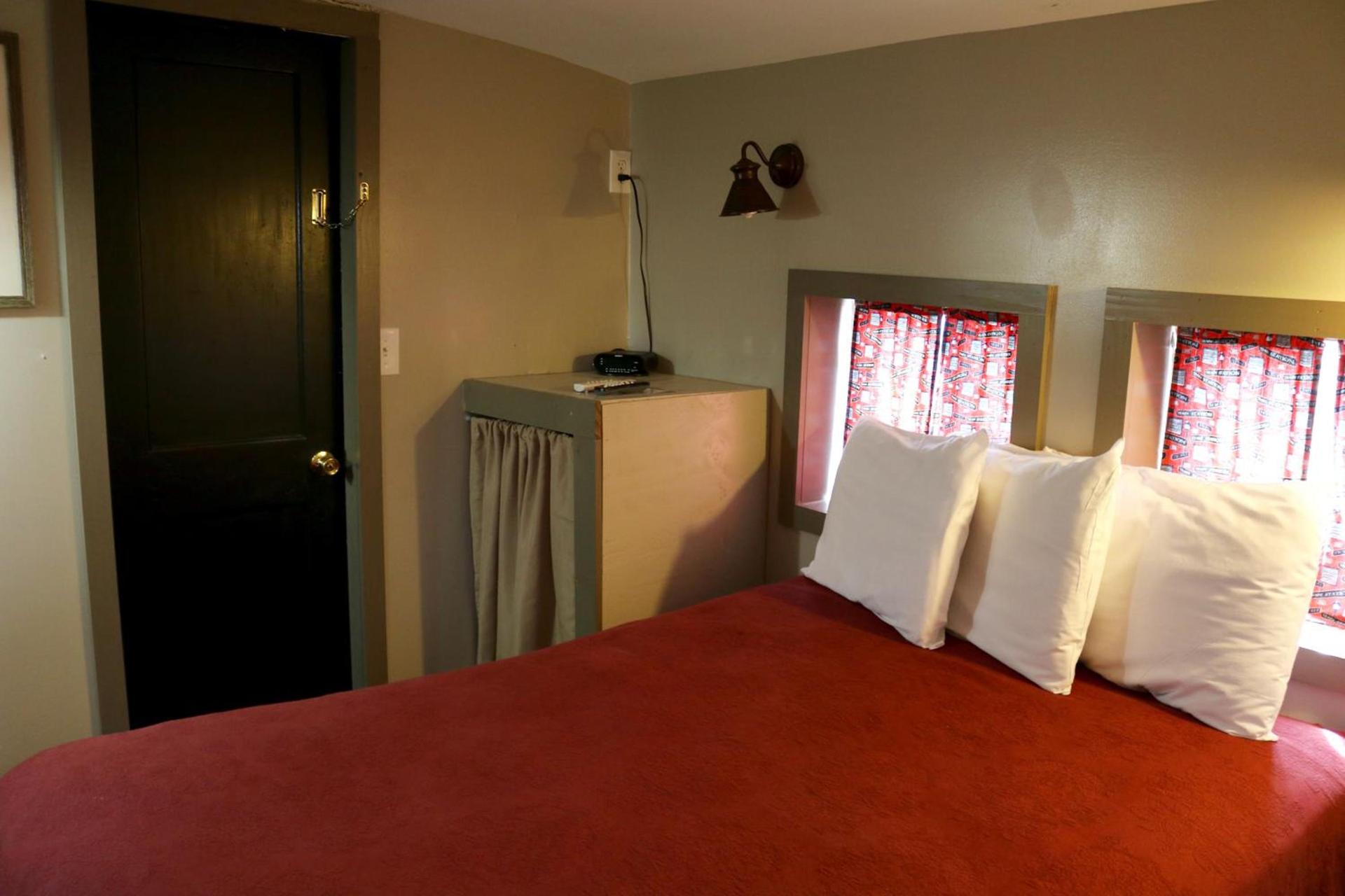 Red Caboose Motel & Restaurant photo 65
