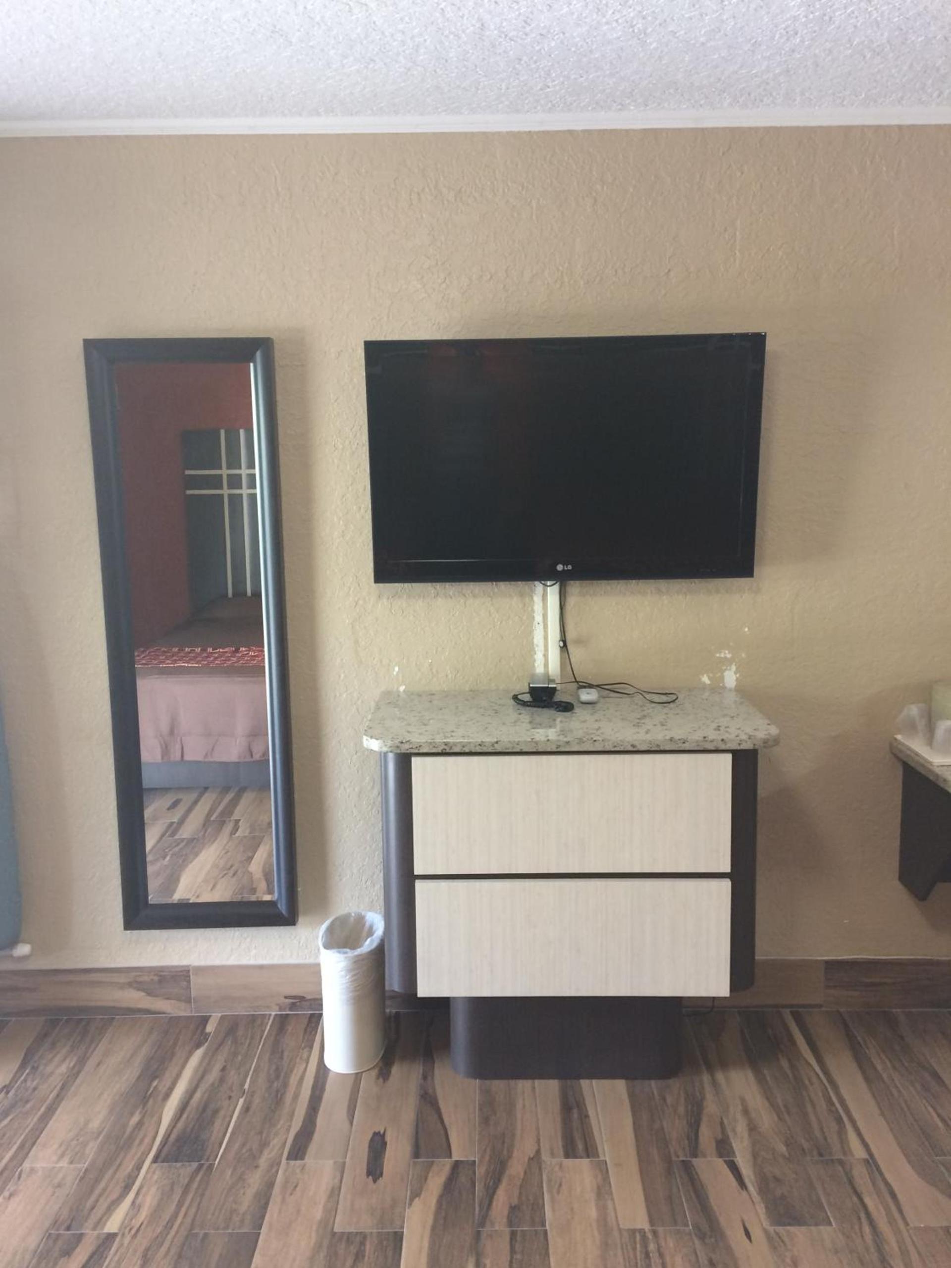 Budget Inn of Avon Park photo 9