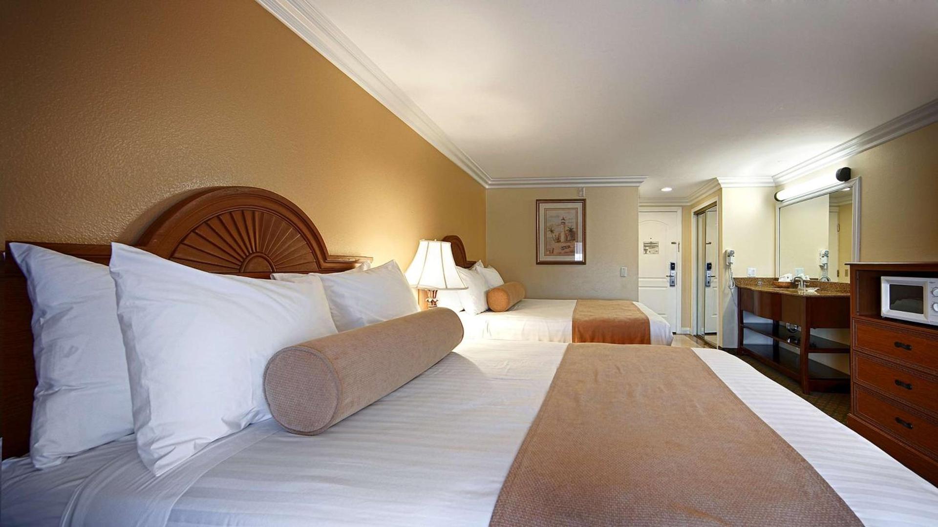 Best Western Harbour Inn & Suites Huntington - Sunset Beach photo 15