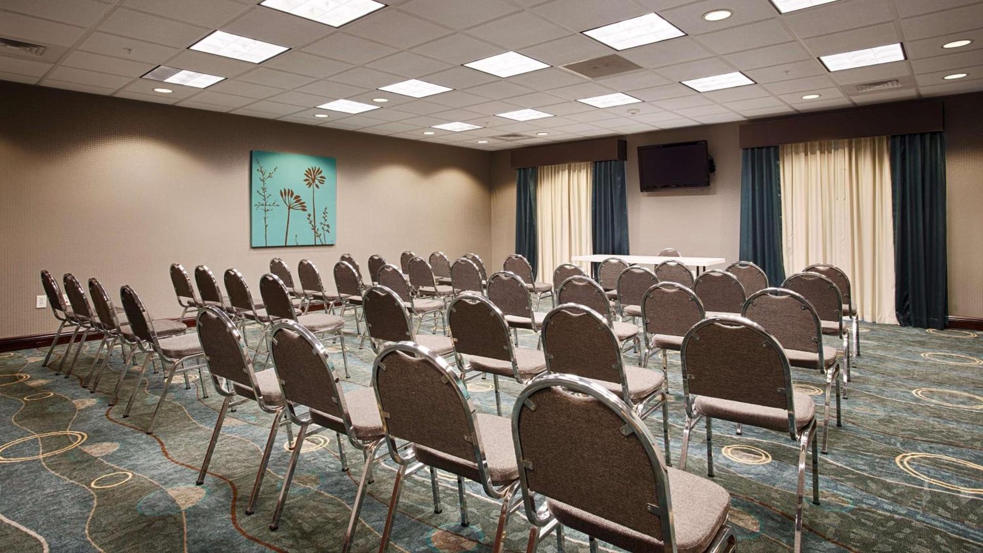 Best Western Plus Chain of Lakes Inn & Suites photo 15