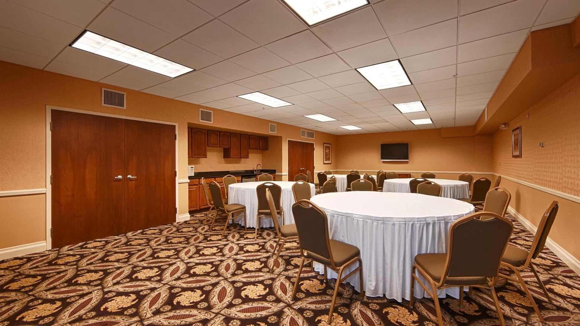 Best Western PLUS Hannaford Inn & Suites photo 27