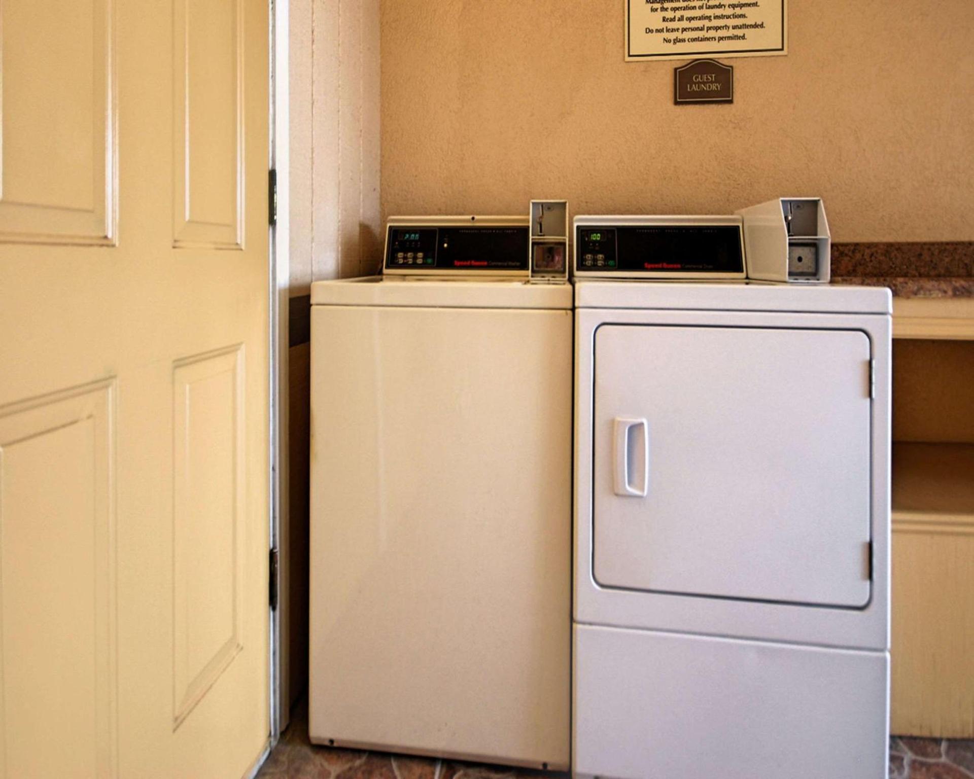 Americas Best Value Inn Kingsville photo 4