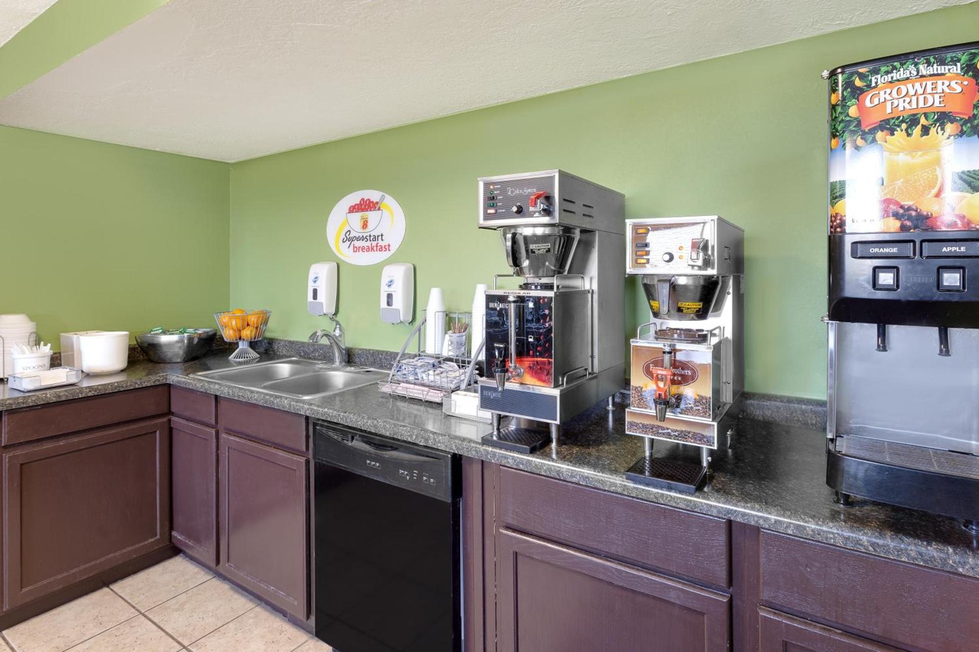 Super 8 by Wyndham Norfolk photo 27