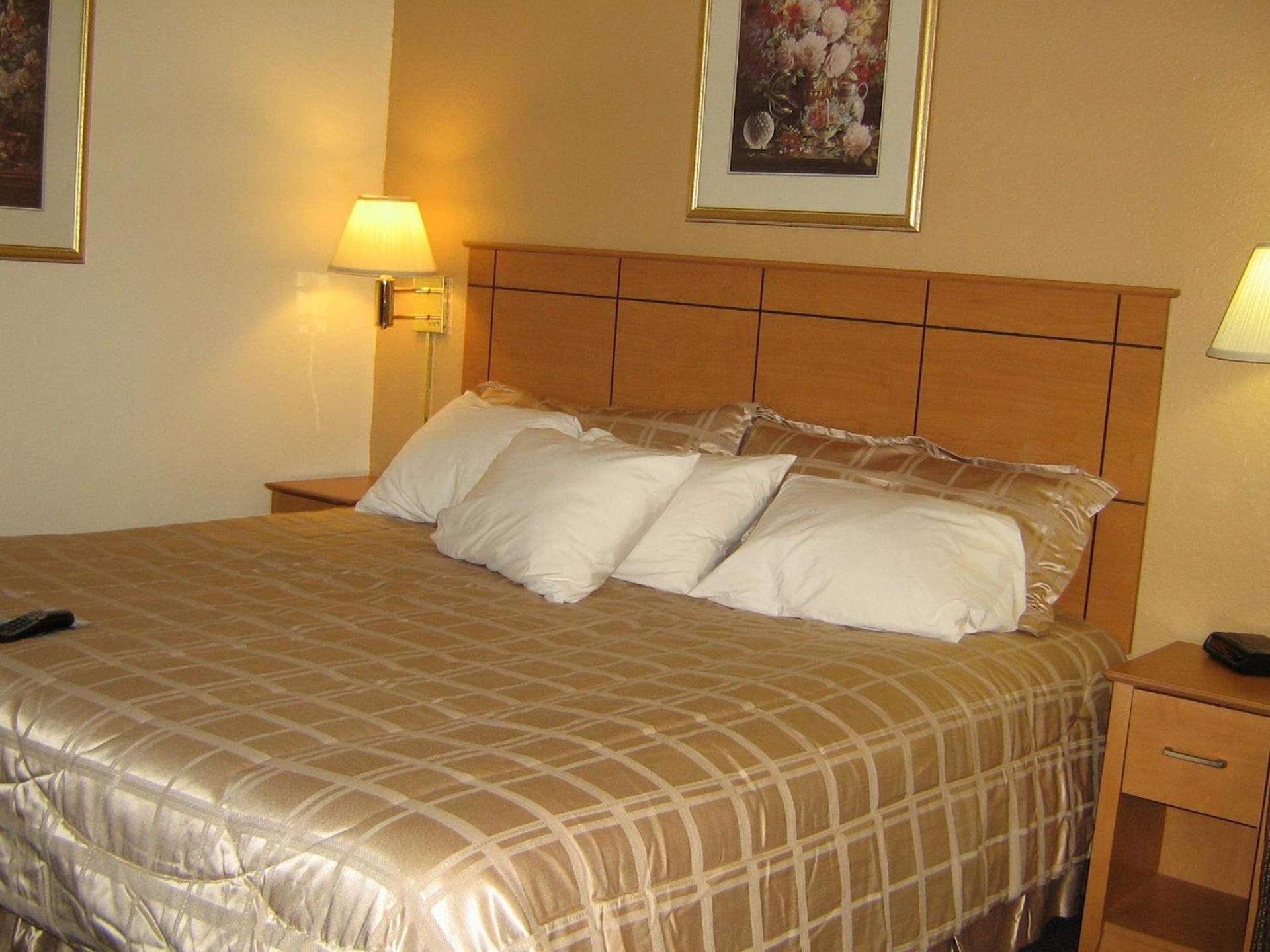Americas Best Value Inn and Suites St. Cloud photo 4
