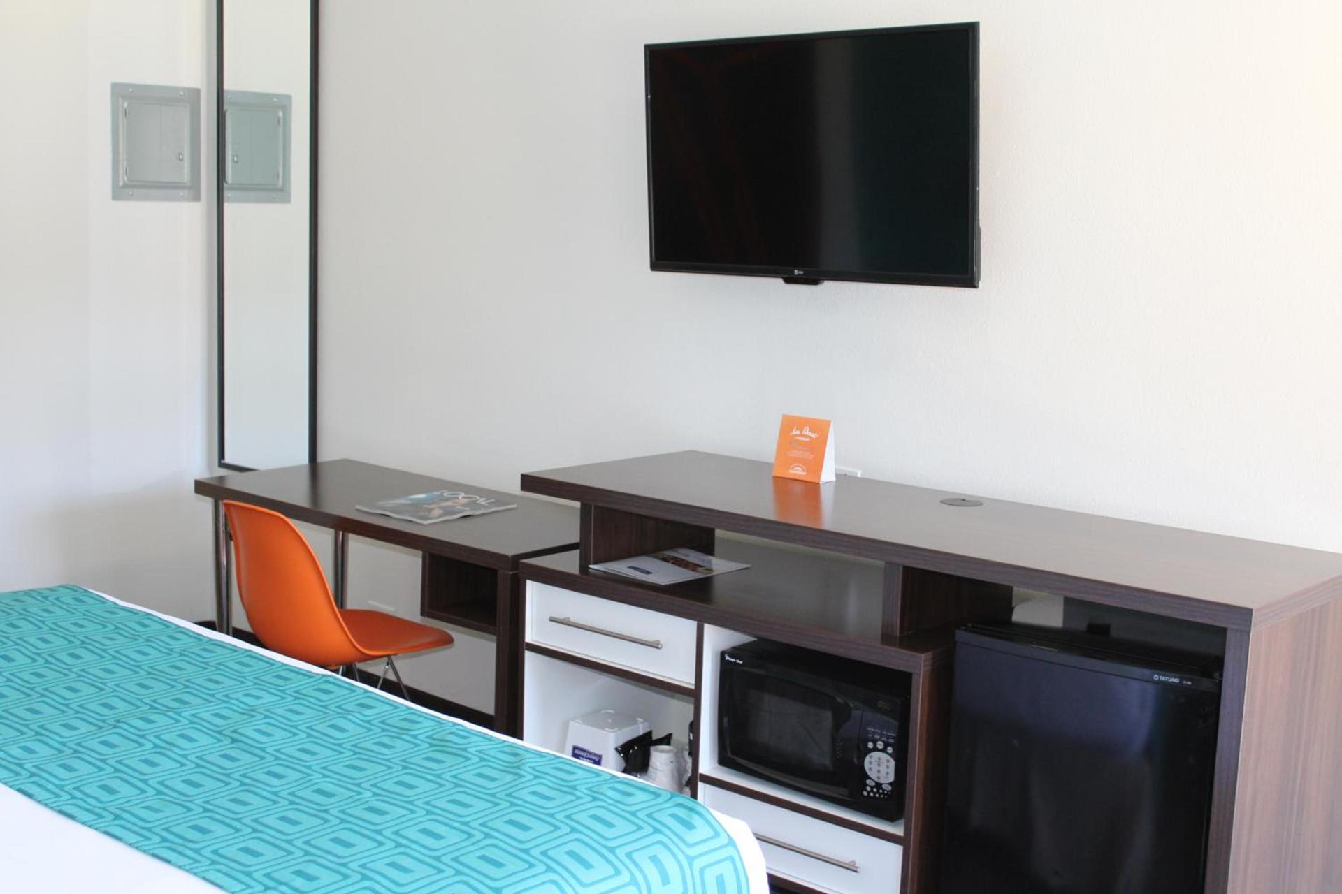 Howard Johnson by Wyndham San Diego Hotel Circle photo 17