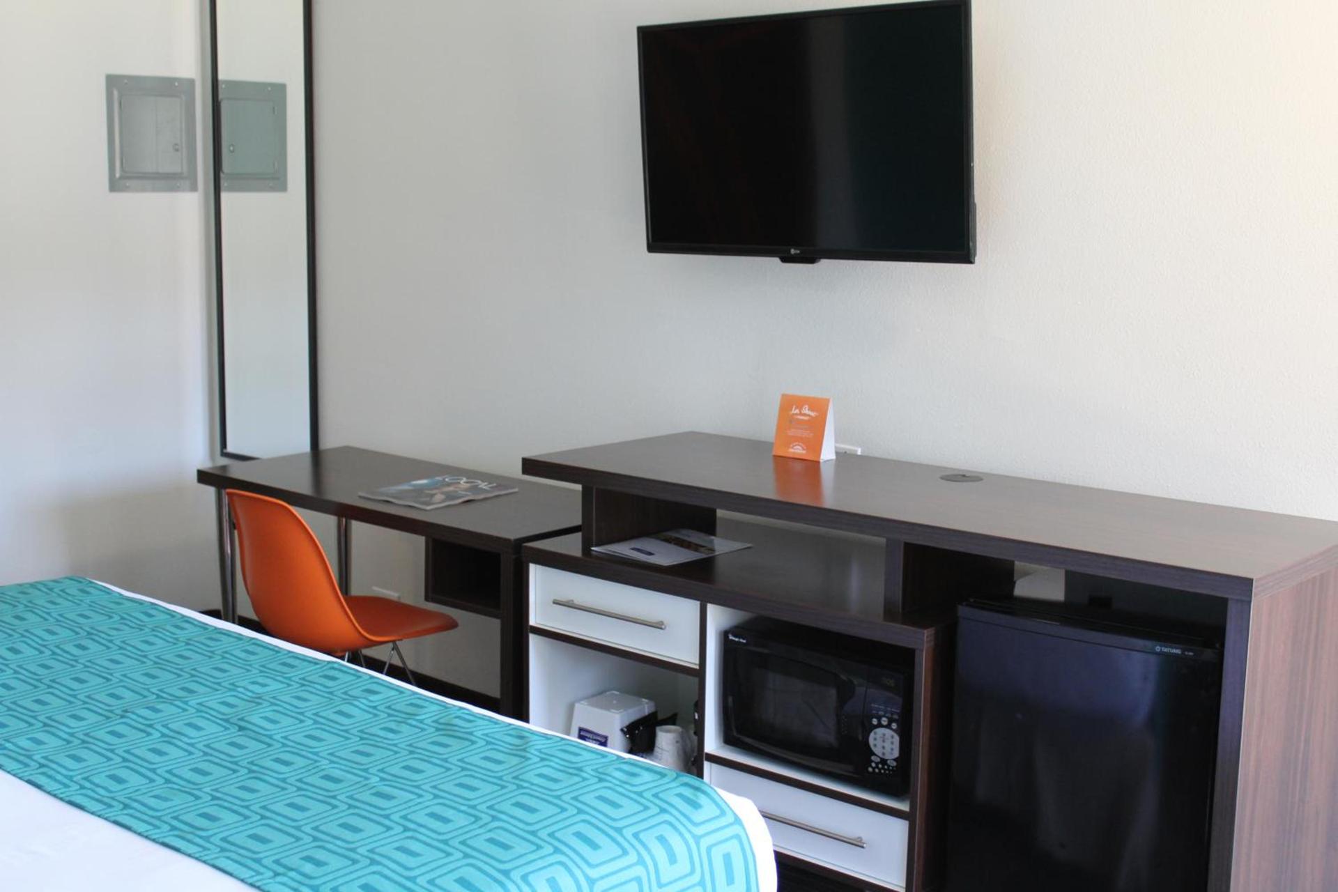 Howard Johnson by Wyndham San Diego Hotel Circle photo 18