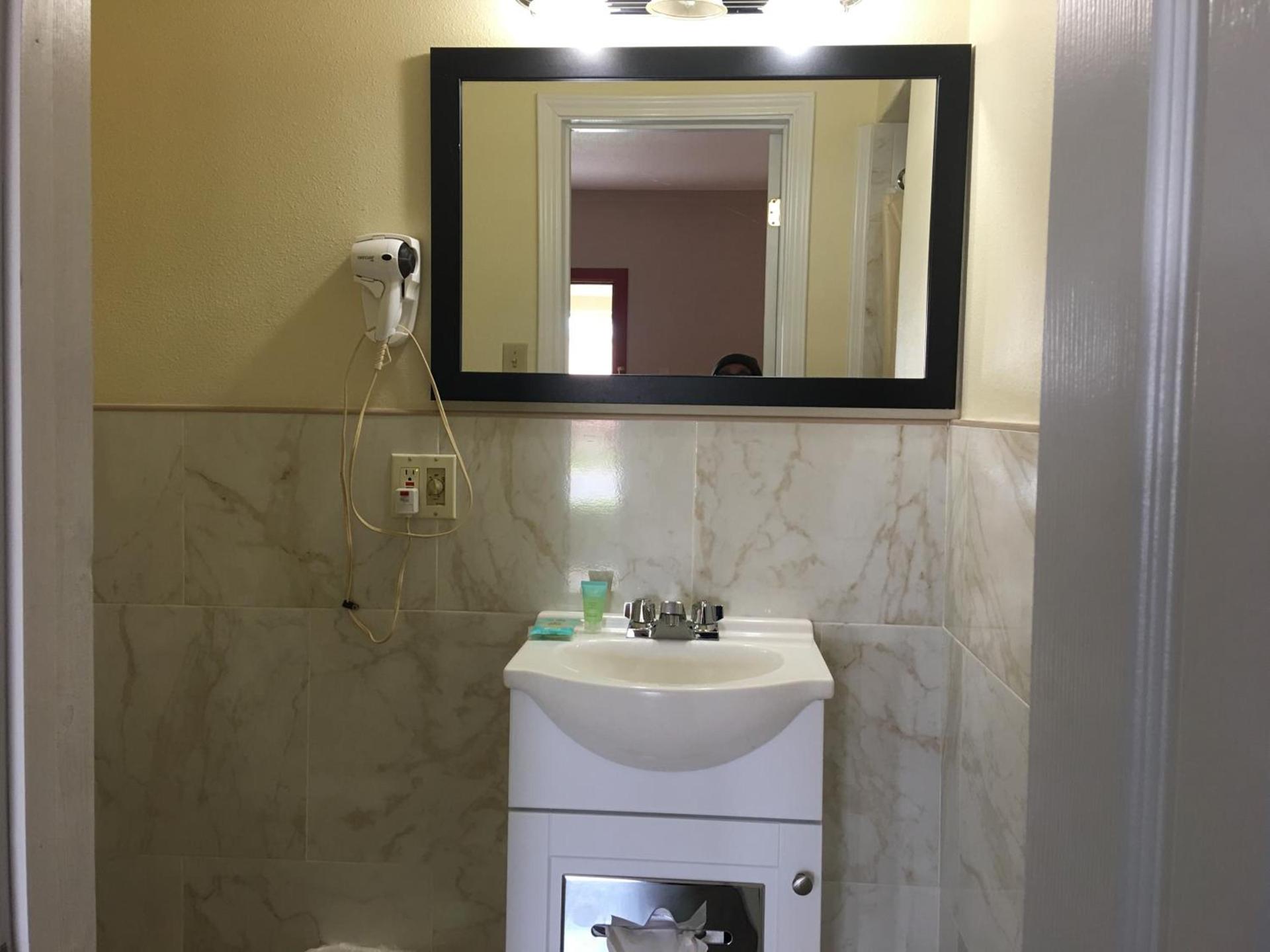 Americas Best Value Inn Ozona photo 27