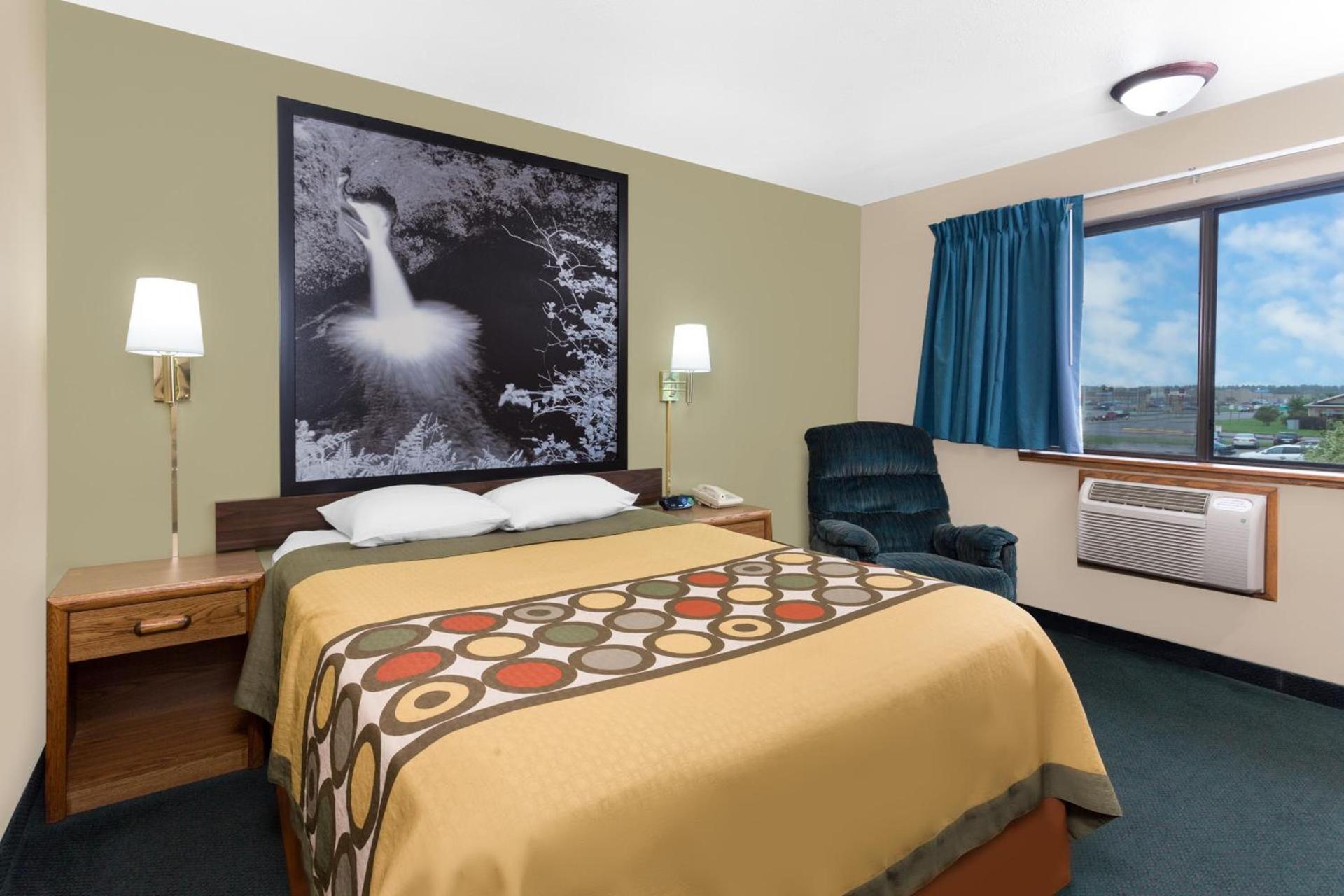Super 8 by Wyndham Antigo photo 11