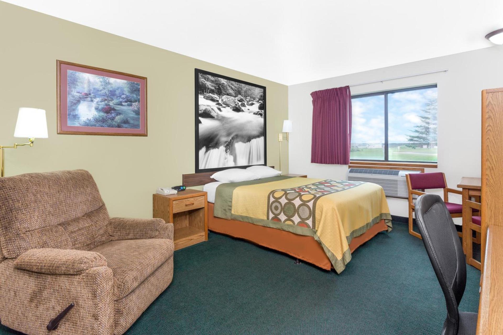 Super 8 by Wyndham Antigo photo 2