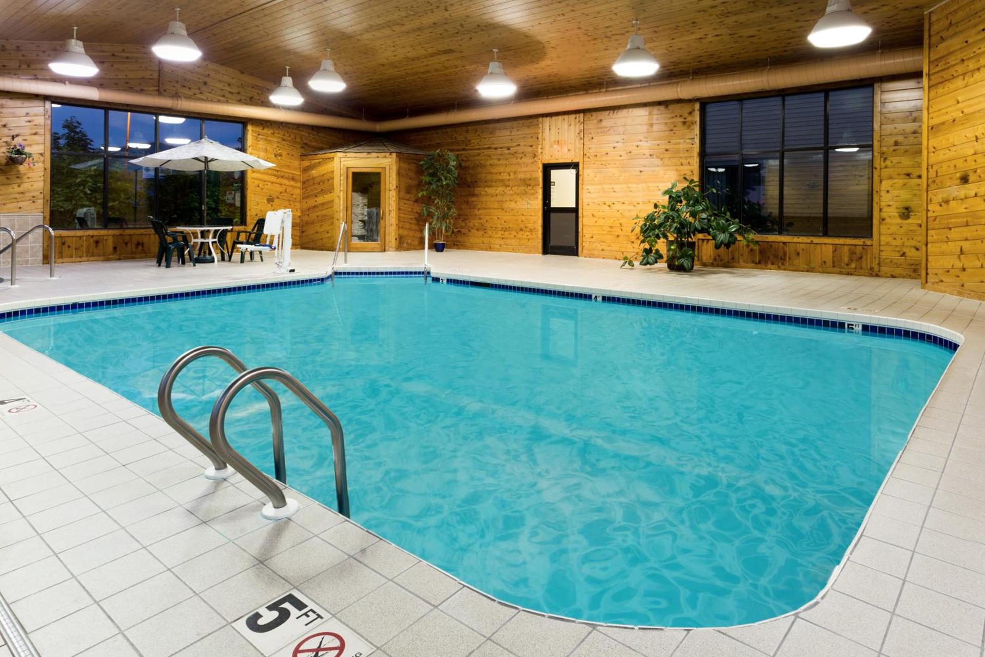 Super 8 by Wyndham Antigo photo 13