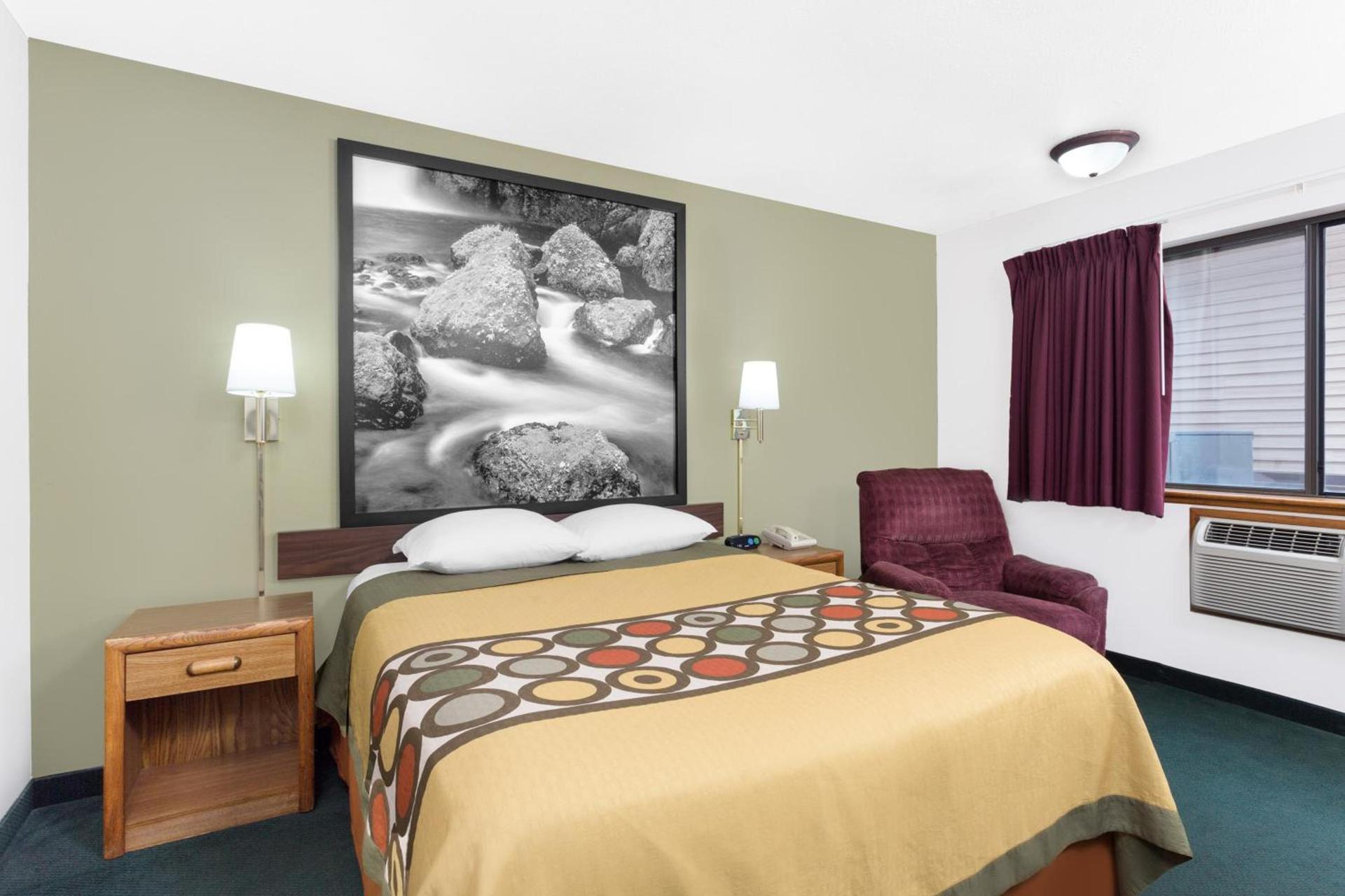 Super 8 by Wyndham Antigo photo 9