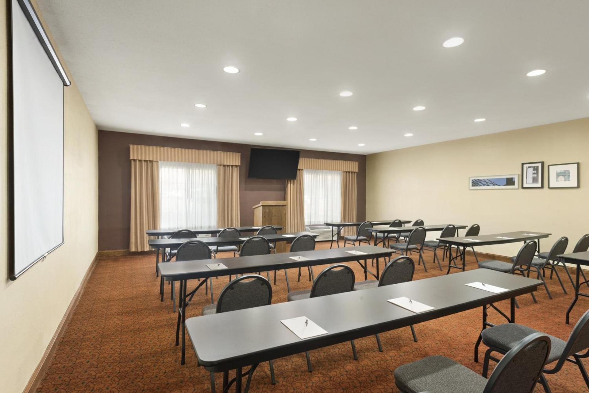 Country Inn & Suites by Radisson, Topeka West, KS photo 23
